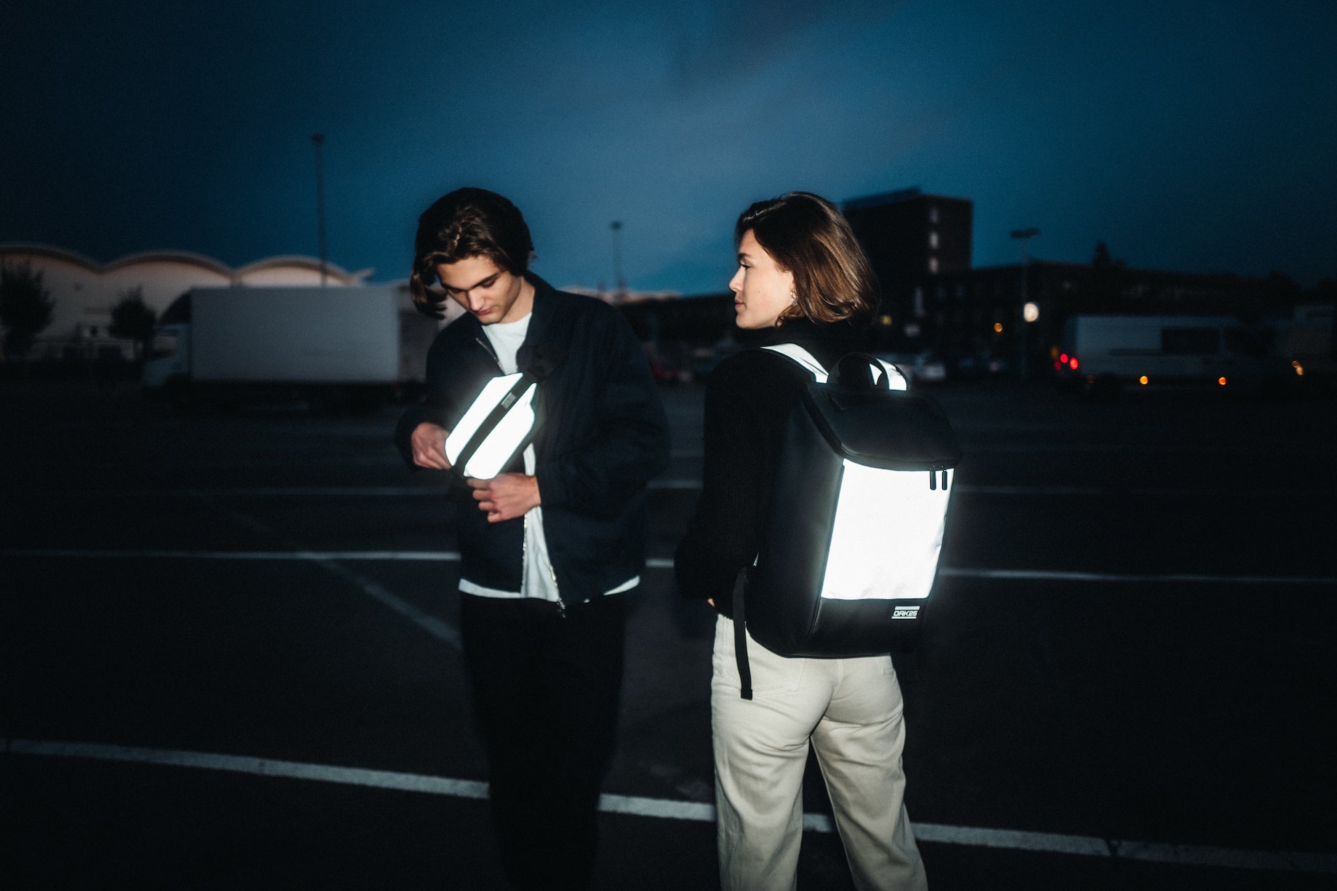 Reflektierender Rucksack und reflektierende Bauchtasche von OAK25 bei Nacht