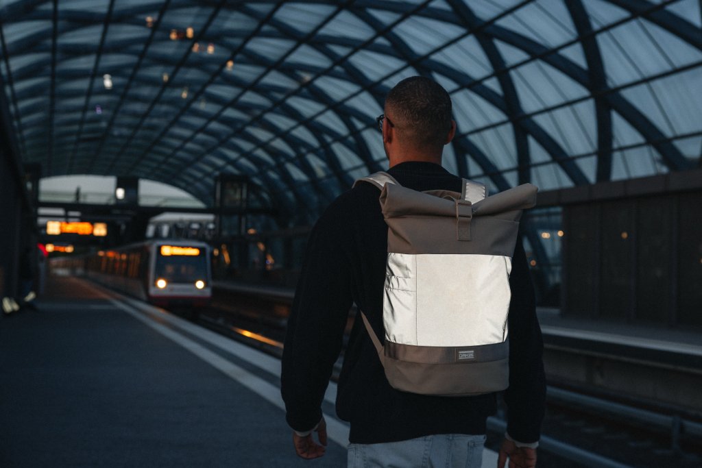 Reflektierender Rucksack und reflektierende Bauchtasche von OAK25 in der Nacht