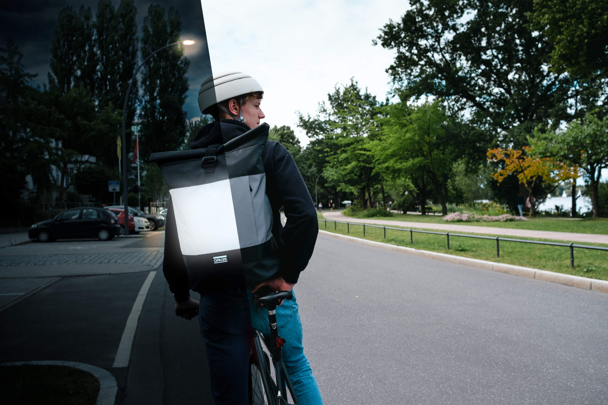 Person mit weißem Helm auf Fahrrad trägt schwarzen Rolltop-Rucksack mit reflektierendem Rechteck, halb Tag halb Nacht