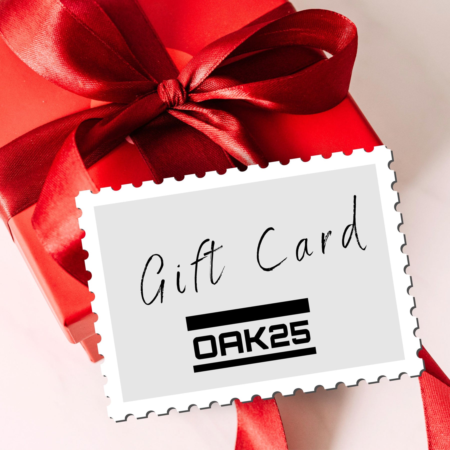 Rotes Geschenk mit roter Schleife und Geschenkkarte mit Text 'Gift Card' und 'OAK25'