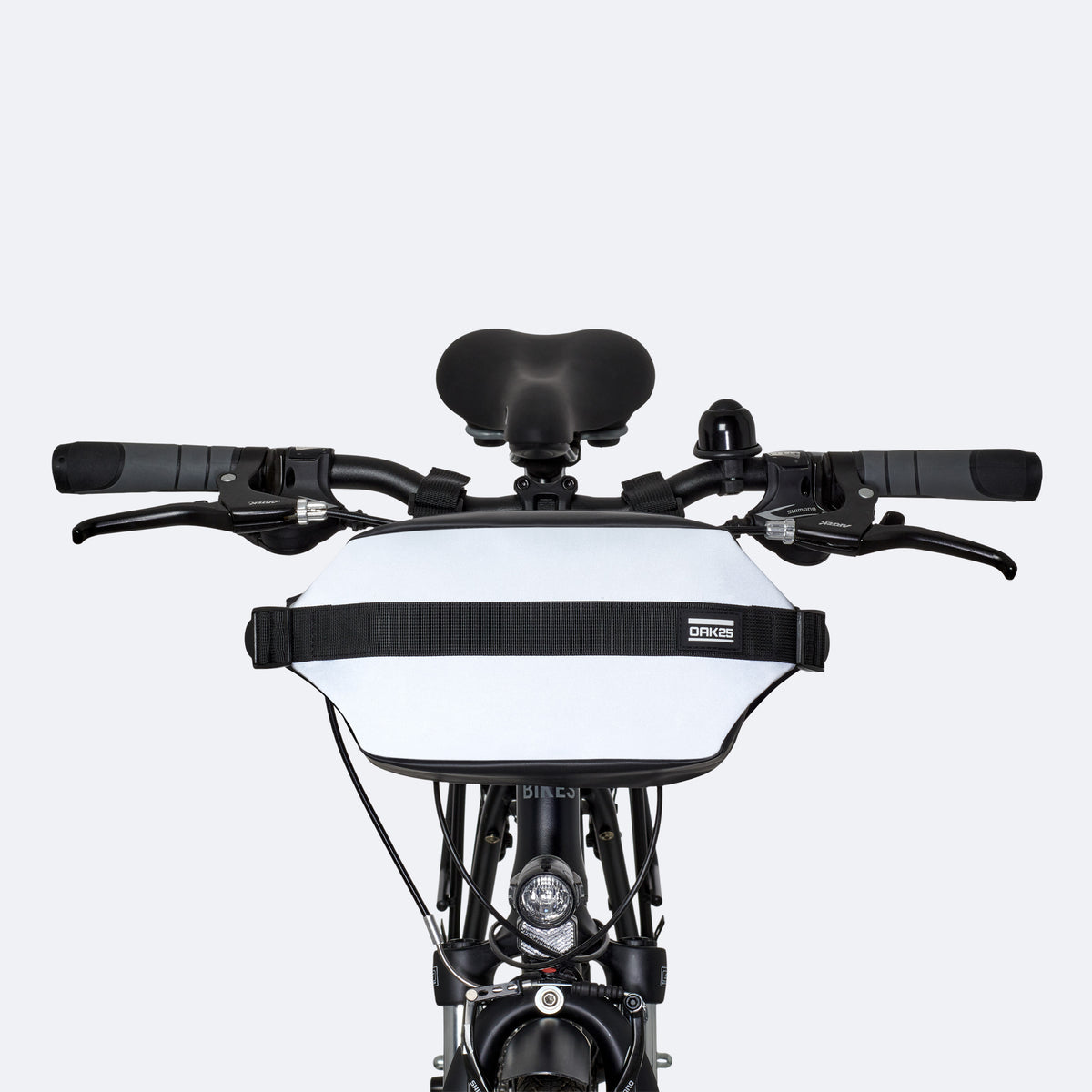 Schwarze, reflektierende 2-in-1 Fahrradtasche von OAK25 am Lenker eines Fahrrads befestigt