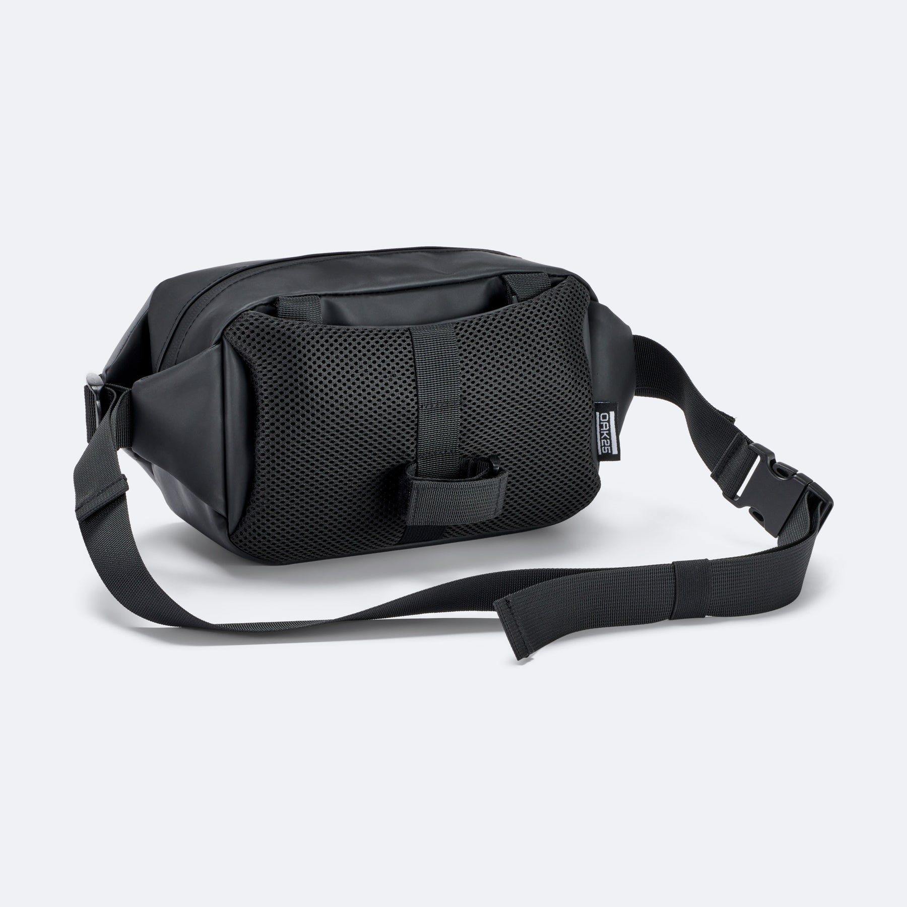 Schwarze OAK25 Carry-All Bar Bag mit verstellbarem, reflektierendem Träger und gepolsterter Rückseite