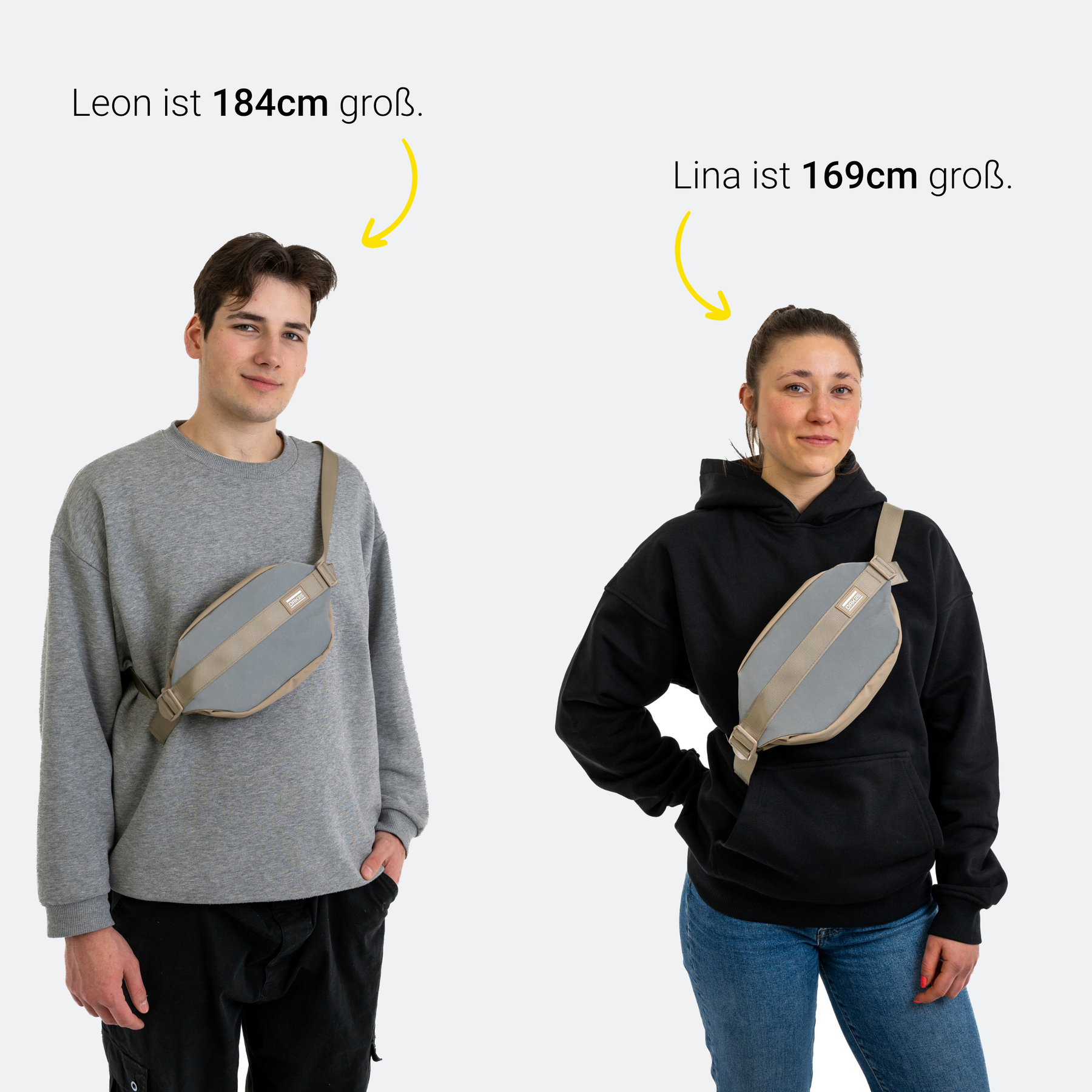Mann (184 cm) und Frau (169 cm) tragen sandfarbene reflektierende Umhängetaschen