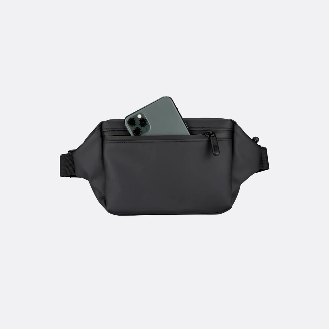 Schwarzer Carry-All Sling Bag mit offenem Fach und Smartphone darin