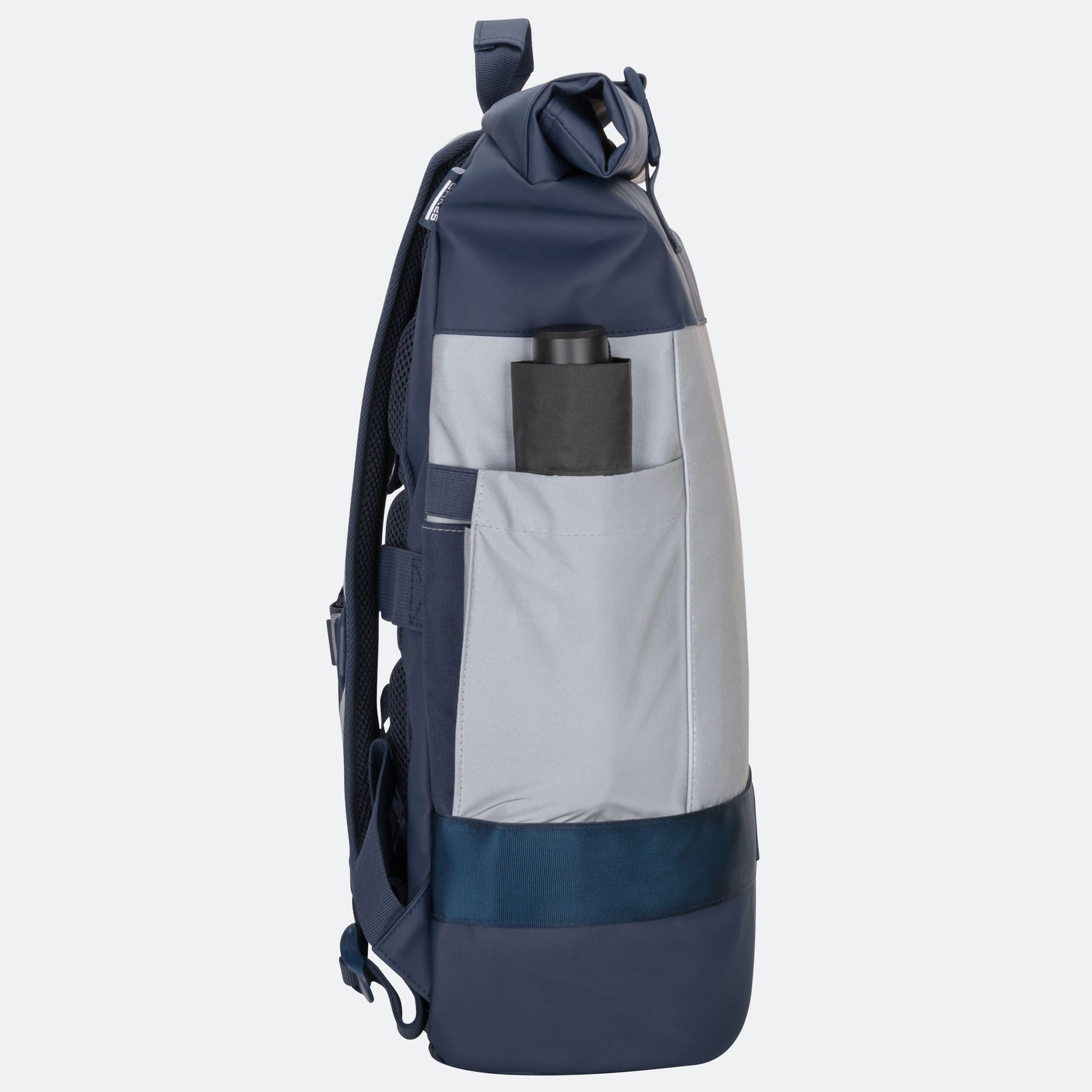 Seitliche Ansicht des dunkelblauen Rolltop-Rucksacks mit reflektierendem grauem Außenfach und Flaschenhalter