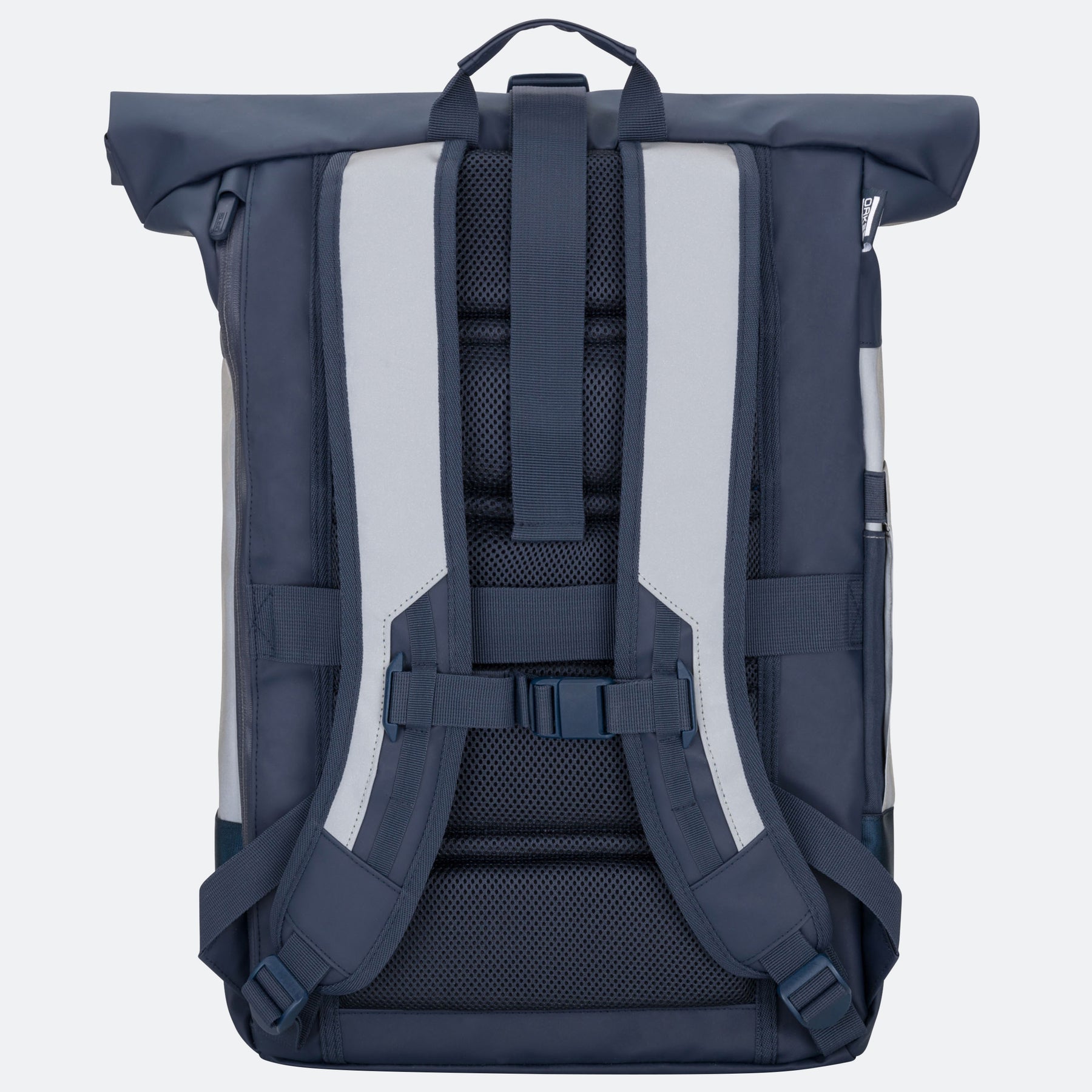 Rückseite eines navyblauen Rucksacks mit ergonomischen Trägern, Brustgurt und Rückenpolsterung