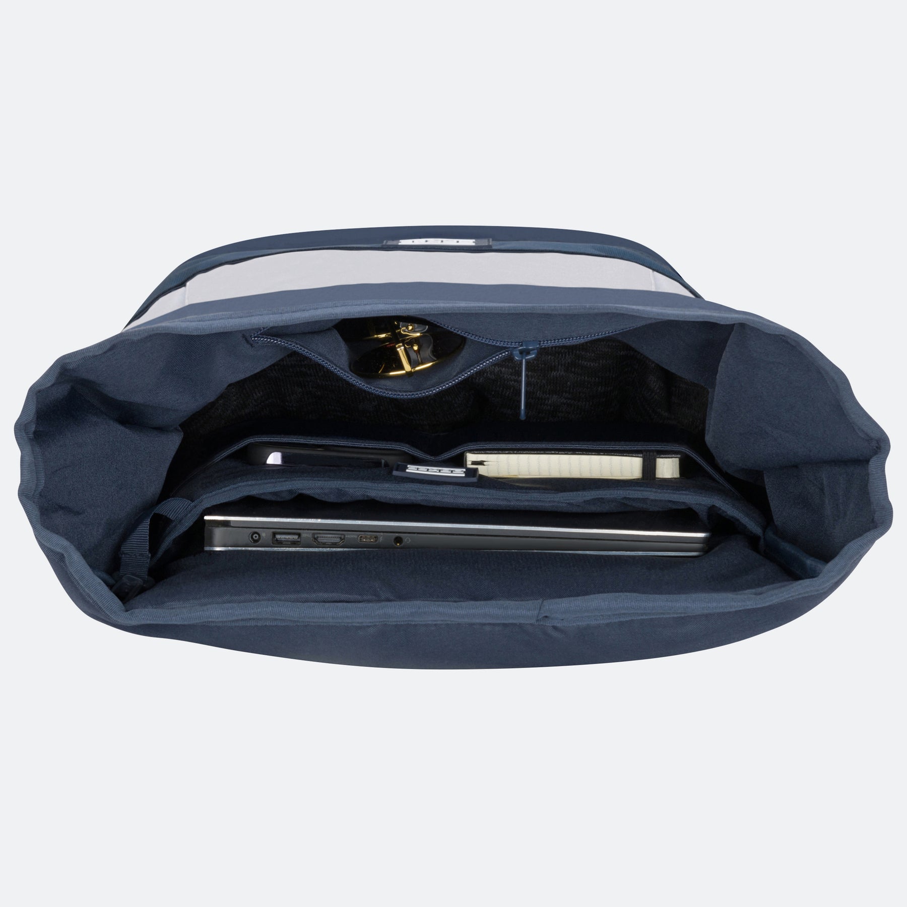 Offenes großes Hauptfach eines navyblauen Rolltop-Rucksacks mit Laptopfach und mehreren Innenfächern
