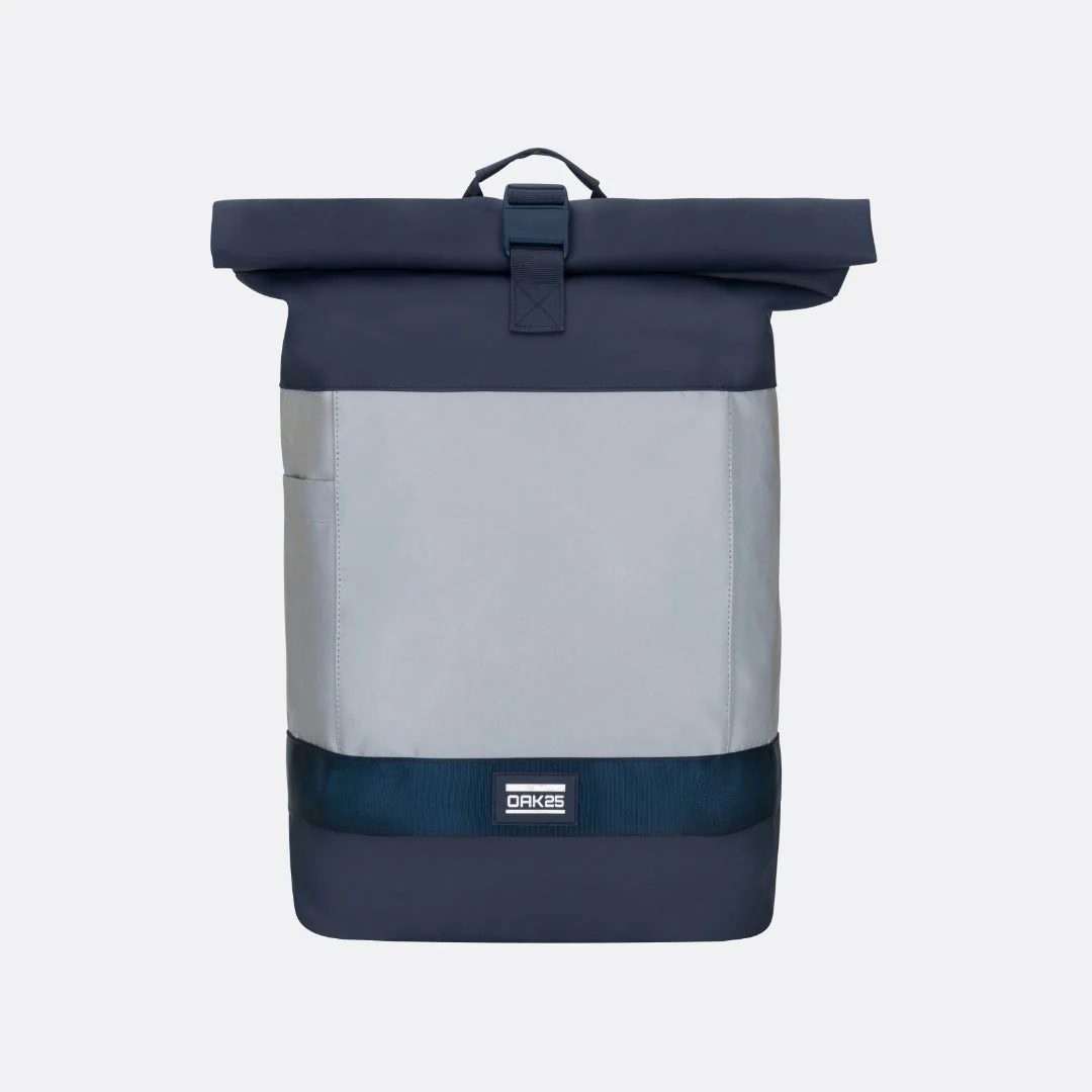 OAK25 Rolltop Fahrradrucksack in navy mit reflektierendem Frontpaneel und Verschlussriemen