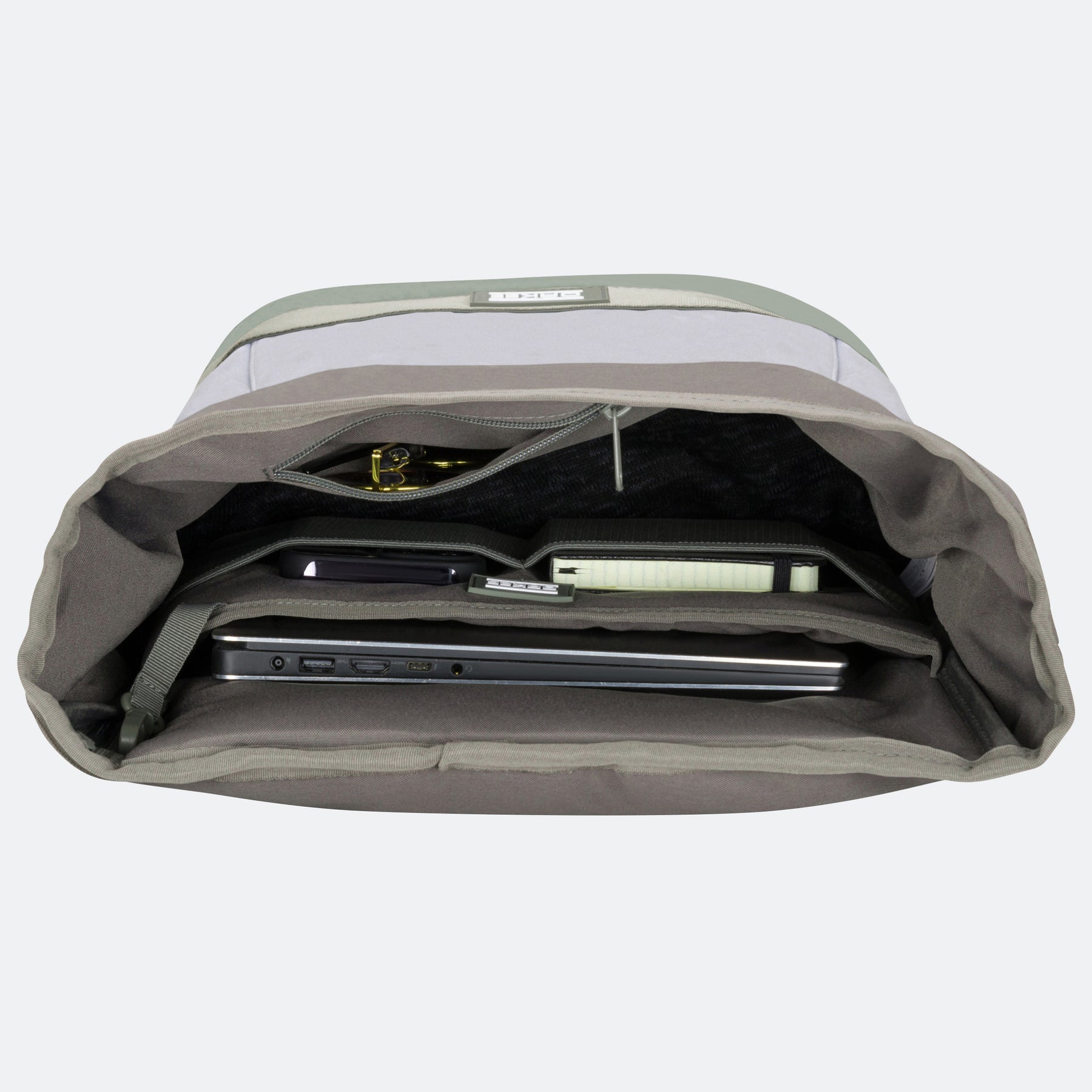 Geöffneter Rolltop-Rucksack OAK25 Commute L in Salbeigrün mit Laptopfach und mehreren Innenfächern