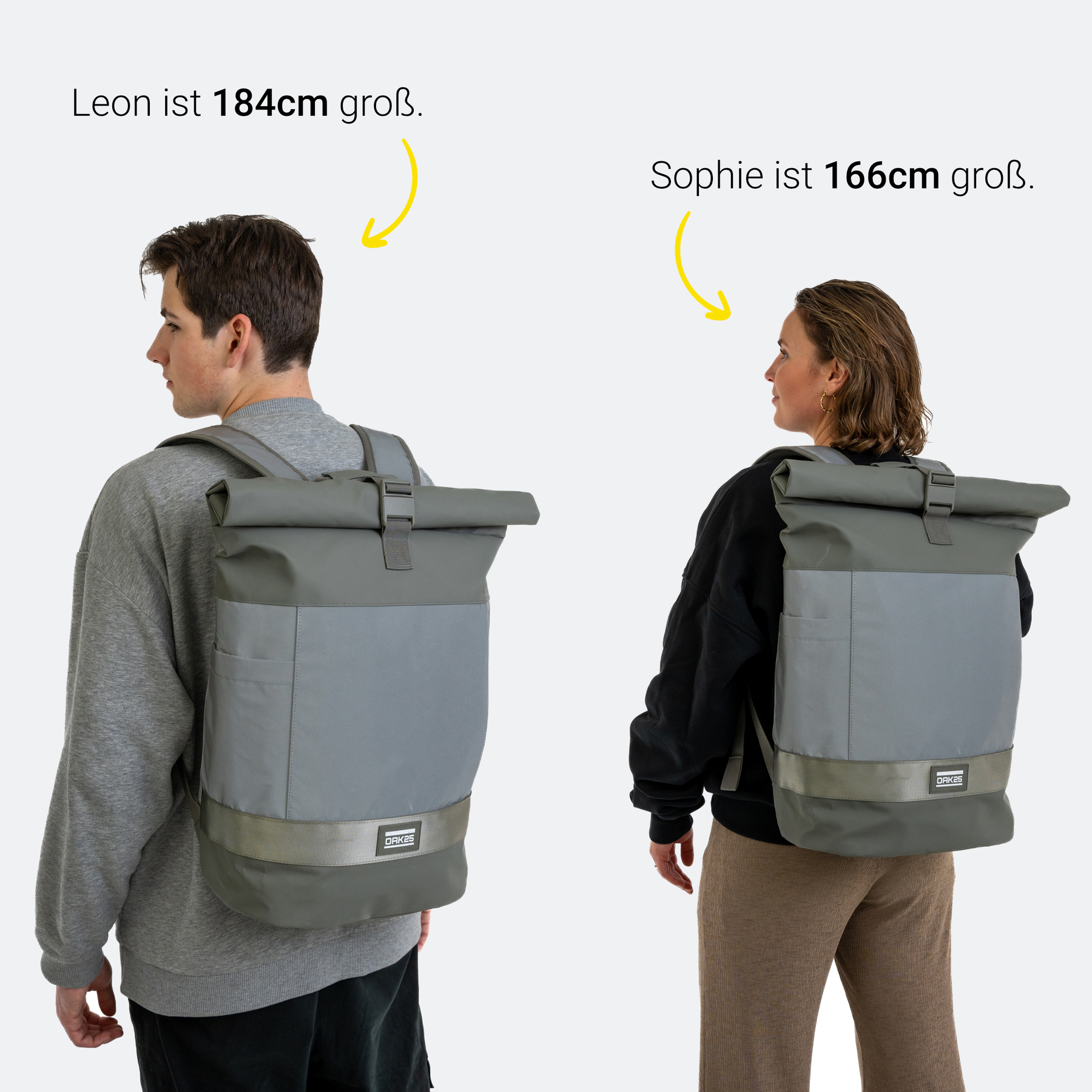 Mann (184 cm) und Frau (166 cm) tragen jeweils einen großen, reflektierenden Rolltop-Rucksack in Salbeigrün mit grauem Fach