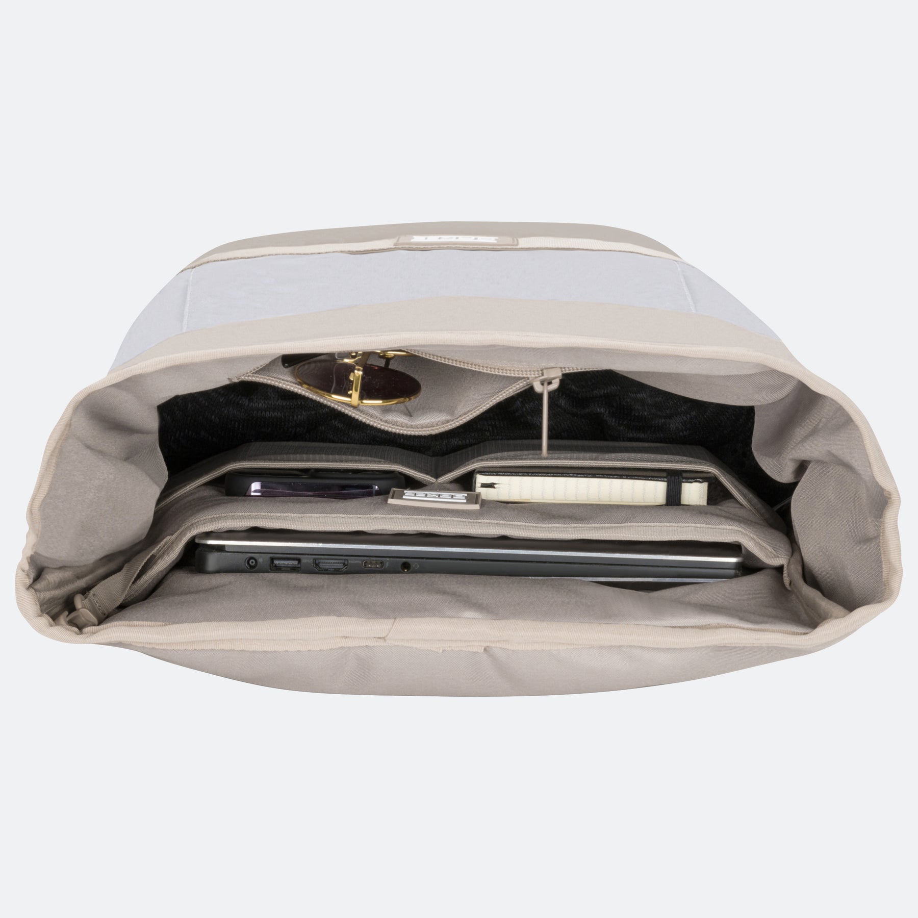 Sandfarbener Rolltop-Rucksack mit offenem Hauptfach, Laptopfach, Innenfächern mit Notebook, Smartphone, Notizbuch und Sonnenbrille