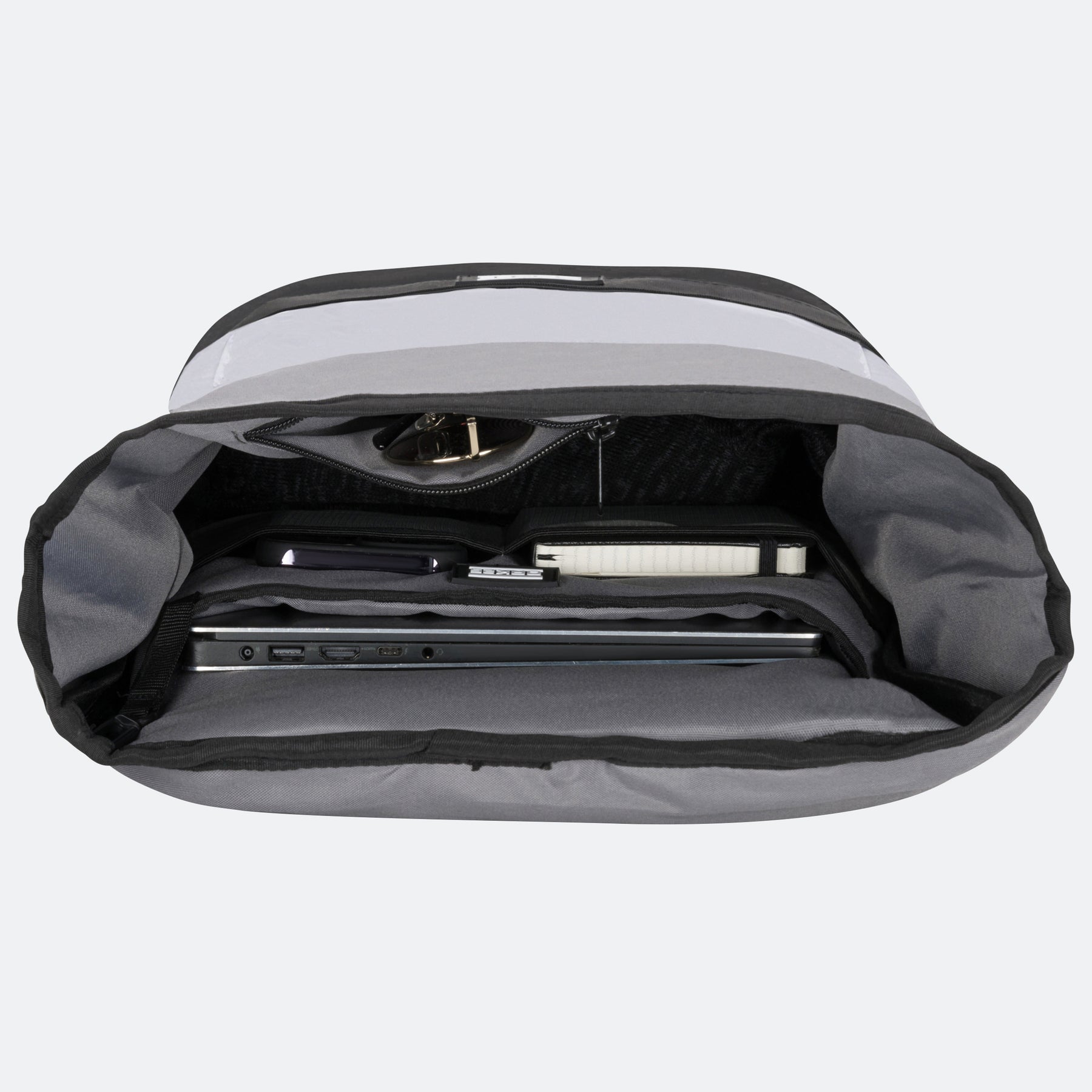 Innenansicht des schwarzen Rolltop-Rucksacks mit Laptopfach, Notizbuch, Handy und Schlüsselfach