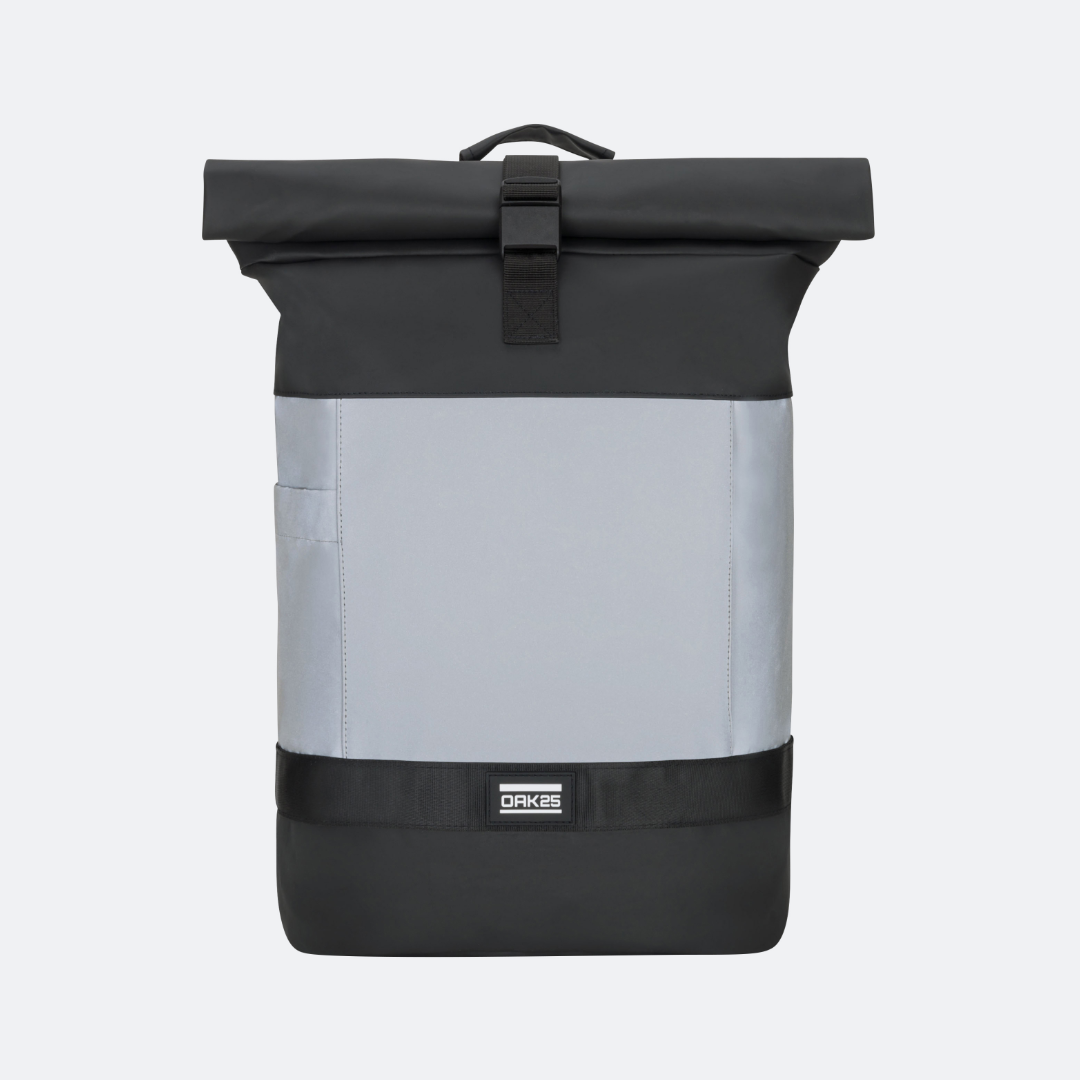Schwarzer und silberner OAK25 Rolltop Fahrradrucksack mit Schnalle und reflektierendem Material