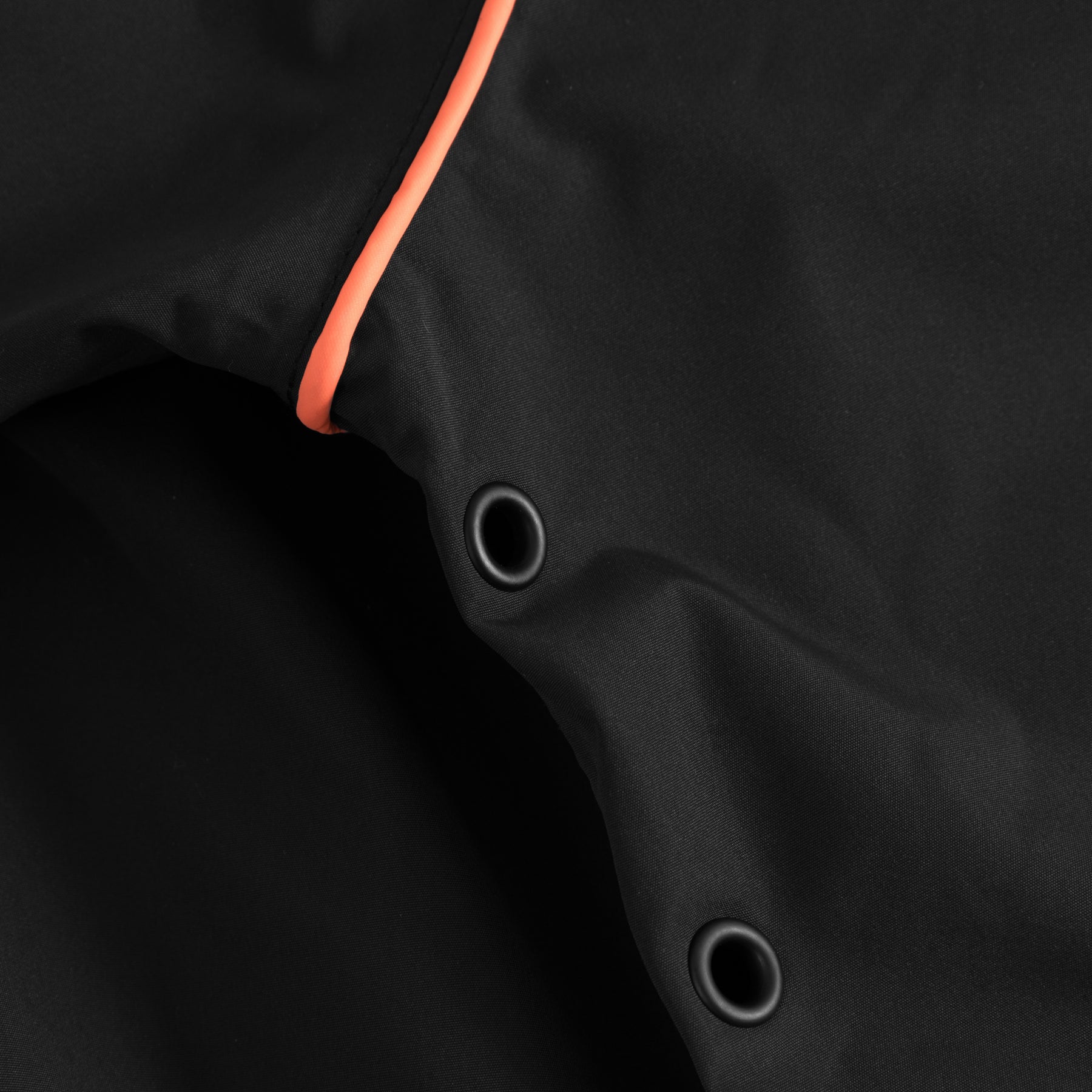 Schwarzes atmungsaktives Windbreaker-Gewebe mit orangem Besatz und Metallösen