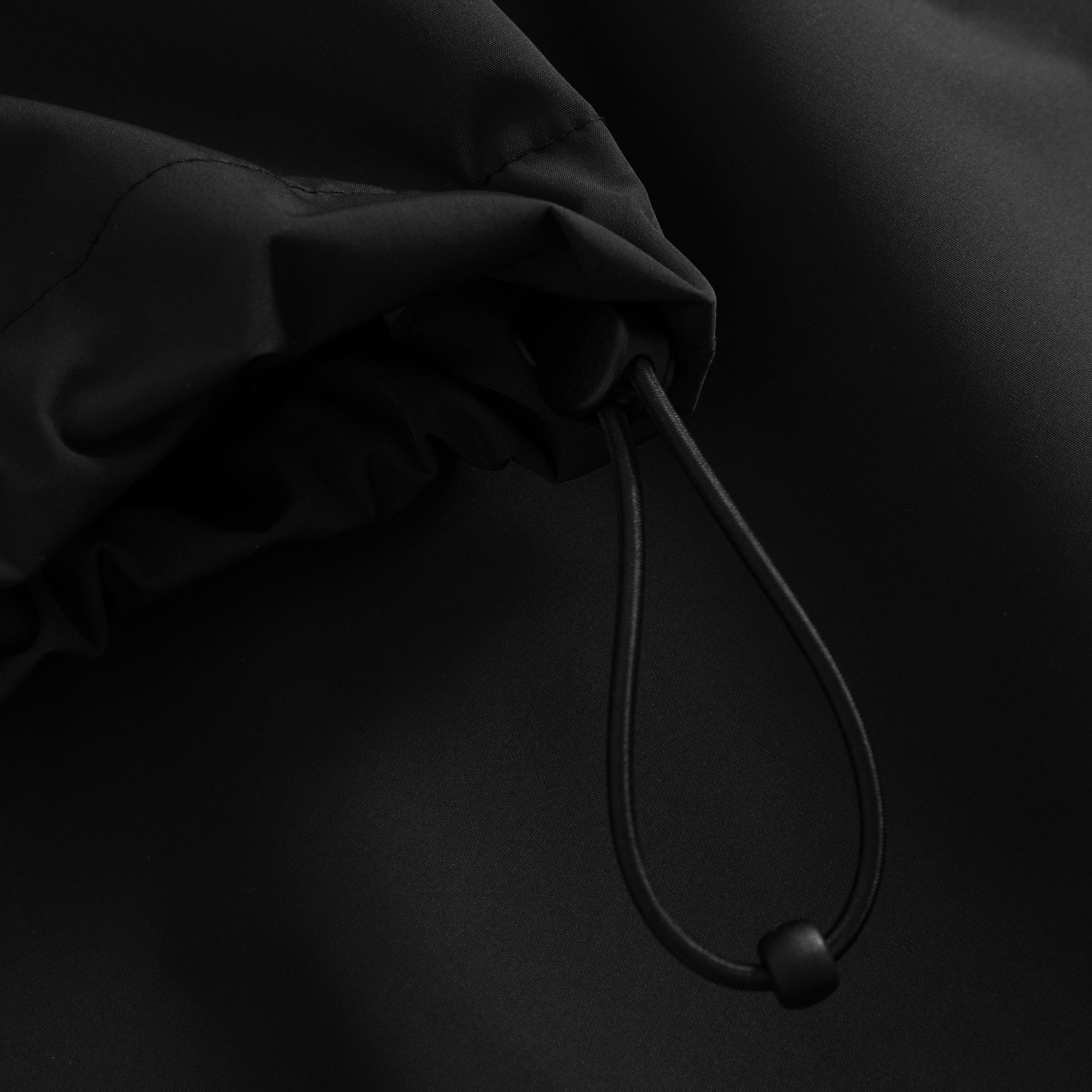 Schwarzer Windbreaker mit verstellbarem Kordelzug an der Kapuze