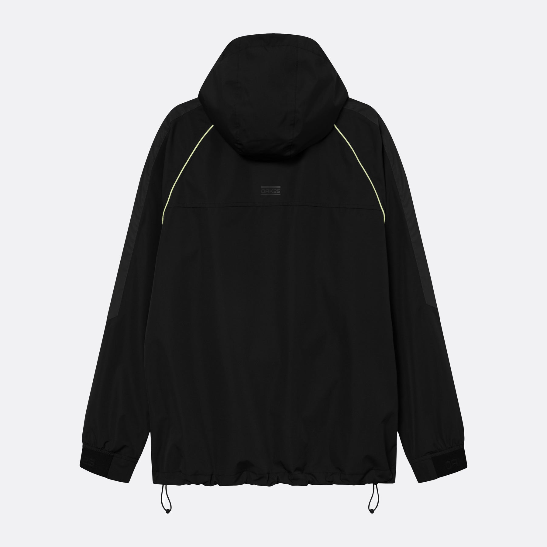 Schwarze Windjacke mit Kapuze und hellen Paspeln an den Schultern, verstellbarer Saum