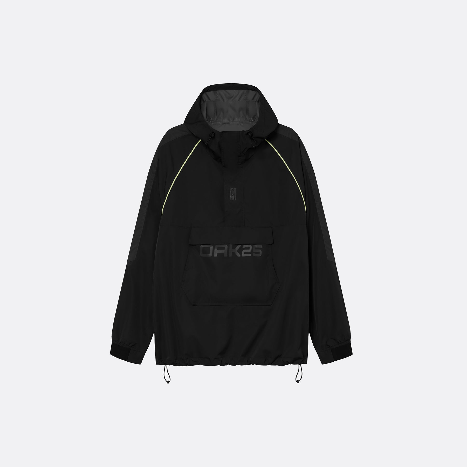 Schwarze Unisex-Regenjacke mit Reflektoren und großer Tasche vorn mit der Aufschrift 'OAK25'