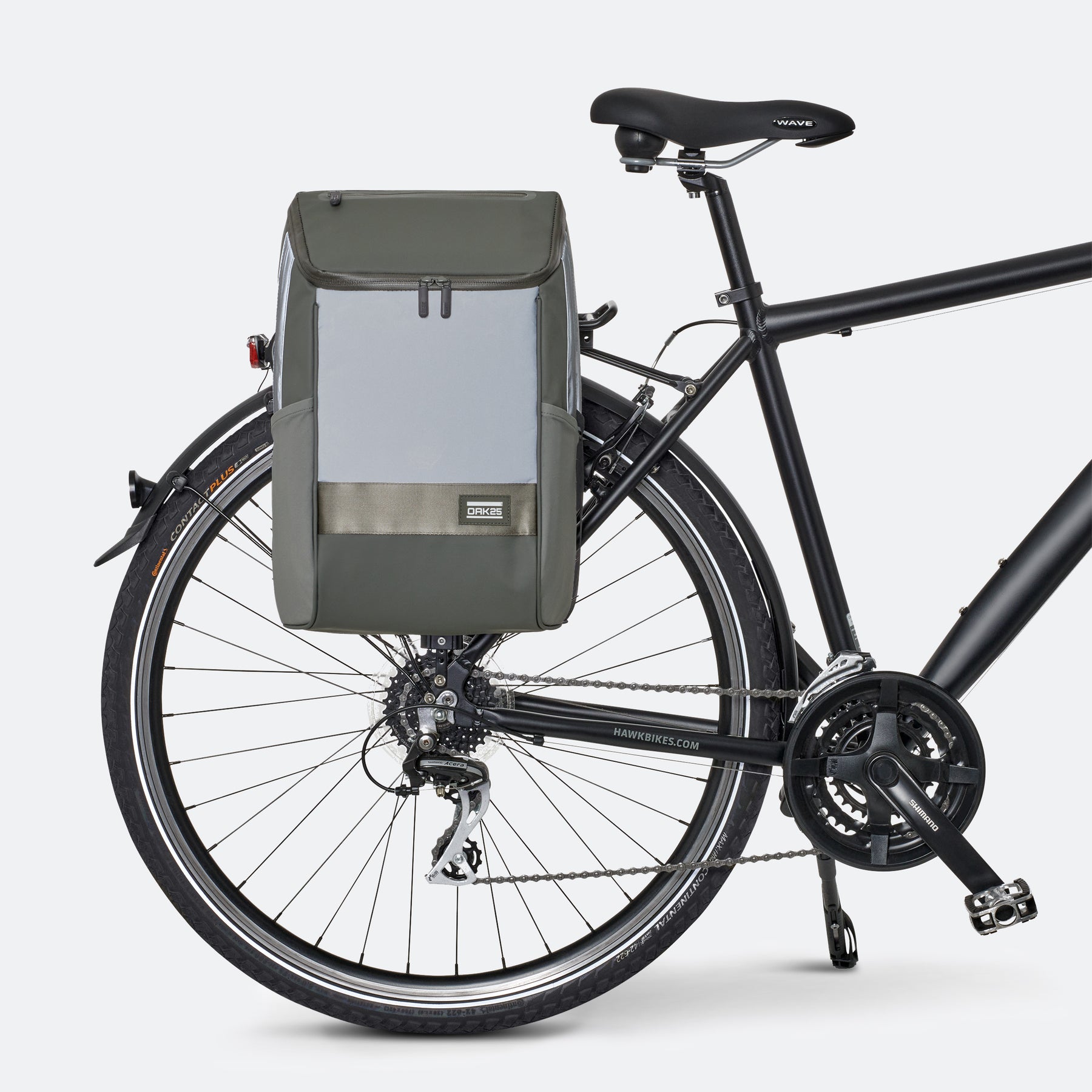 Salbeigrüne reflektierende 2-in-1 Fahrradtasche von OAK25 am Gepäckträger eines schwarzen Fahrrads