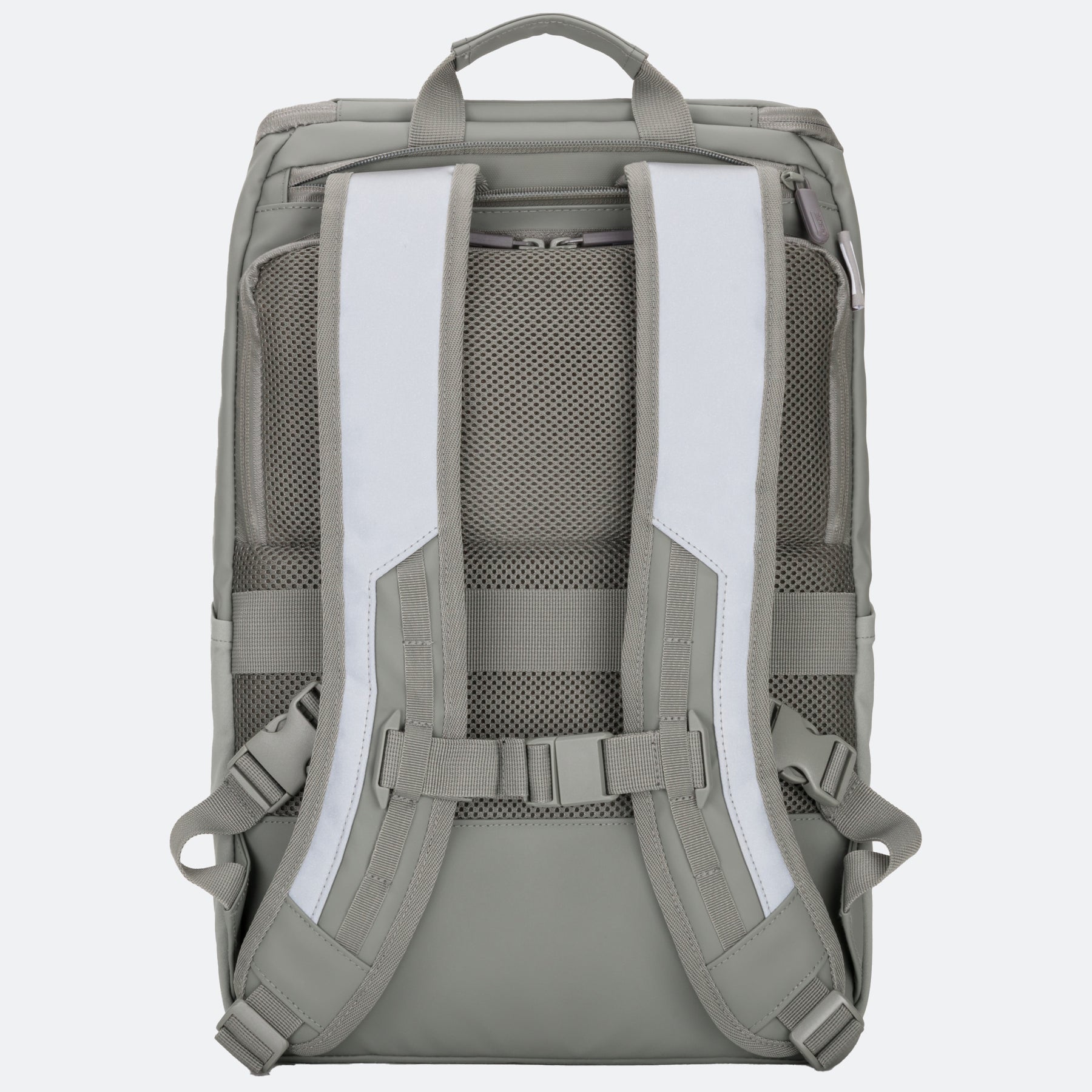 Rückseite eines salbeigrünen Rucksacks mit reflektierenden Trägern, gepolsterter Rückenfläche und verstellbarem Brustgurt