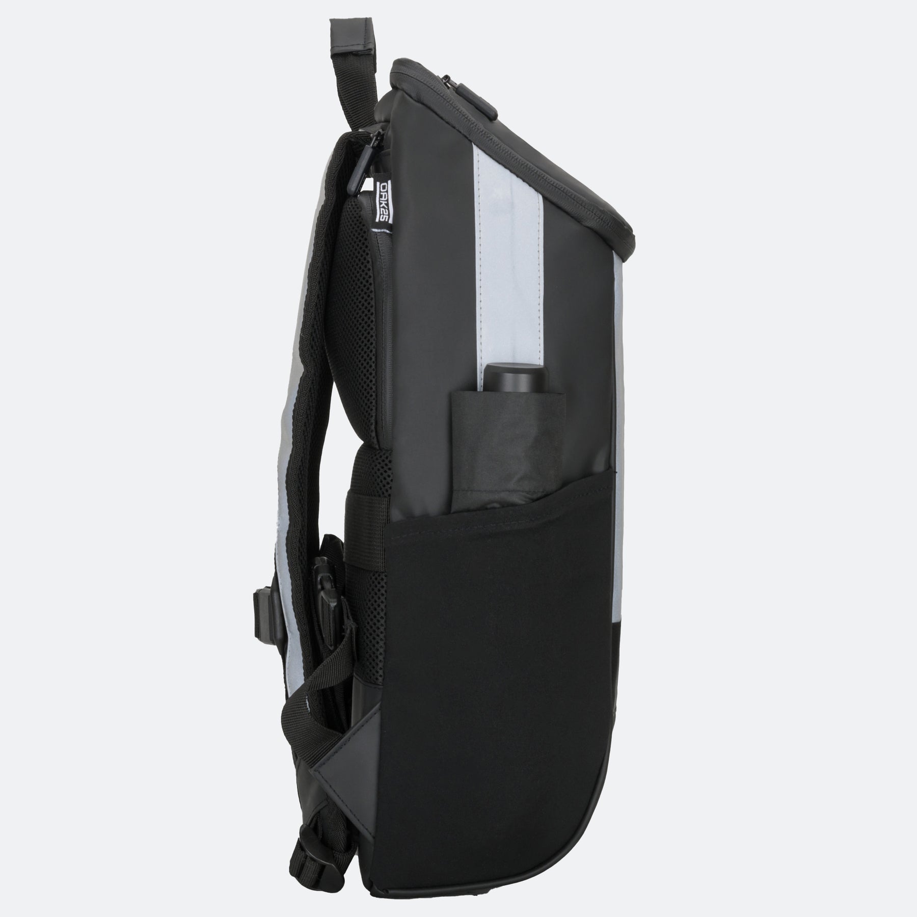 Seitliche Ansicht eines schwarzen Fahrradtagsacks mit reflektierenden Streifen und Außentasche mit Trinkflasche