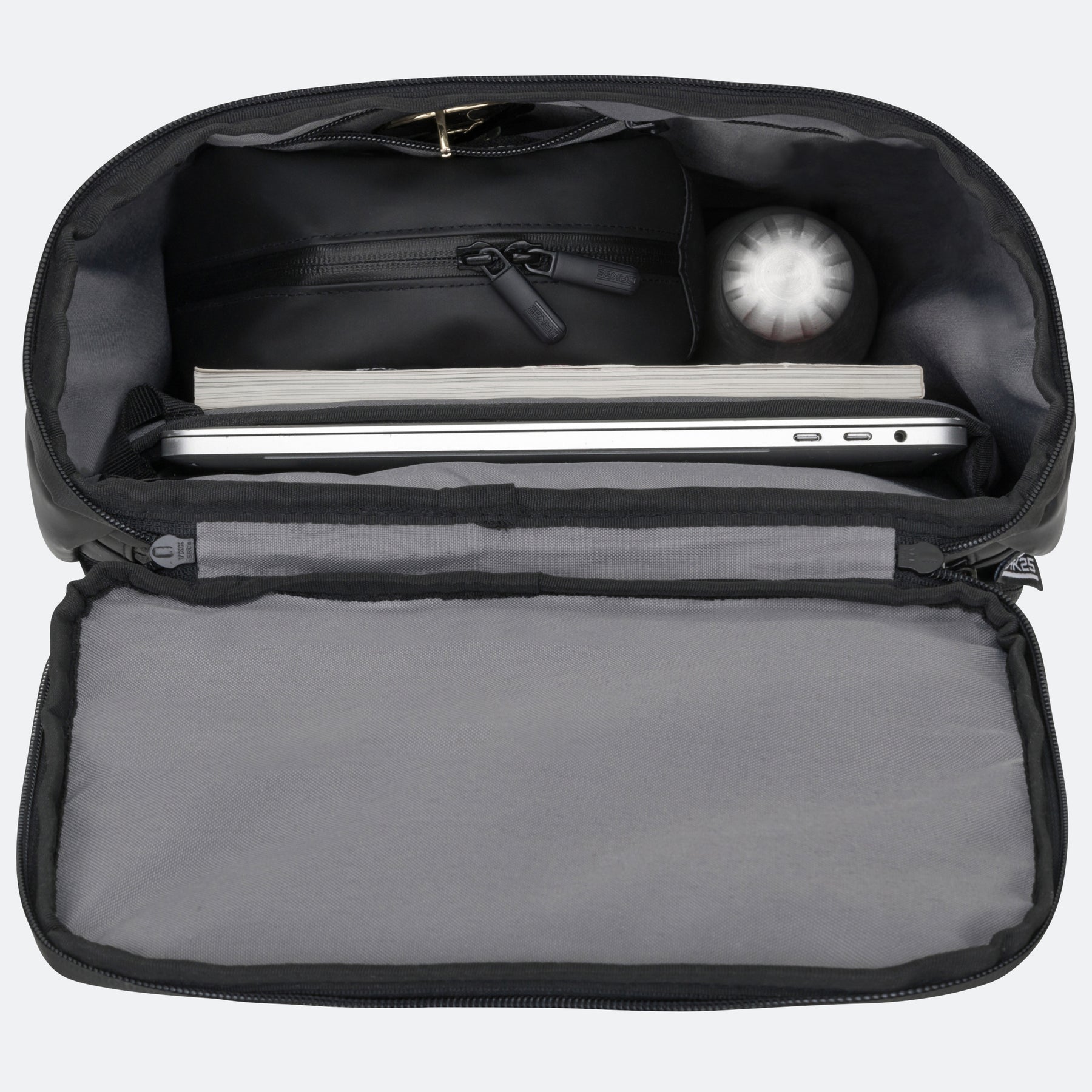 Geöffneter schwarzer Rucksack mit Laptopfach, Buch, Trinkflasche und Reißverschluss-Innentasche