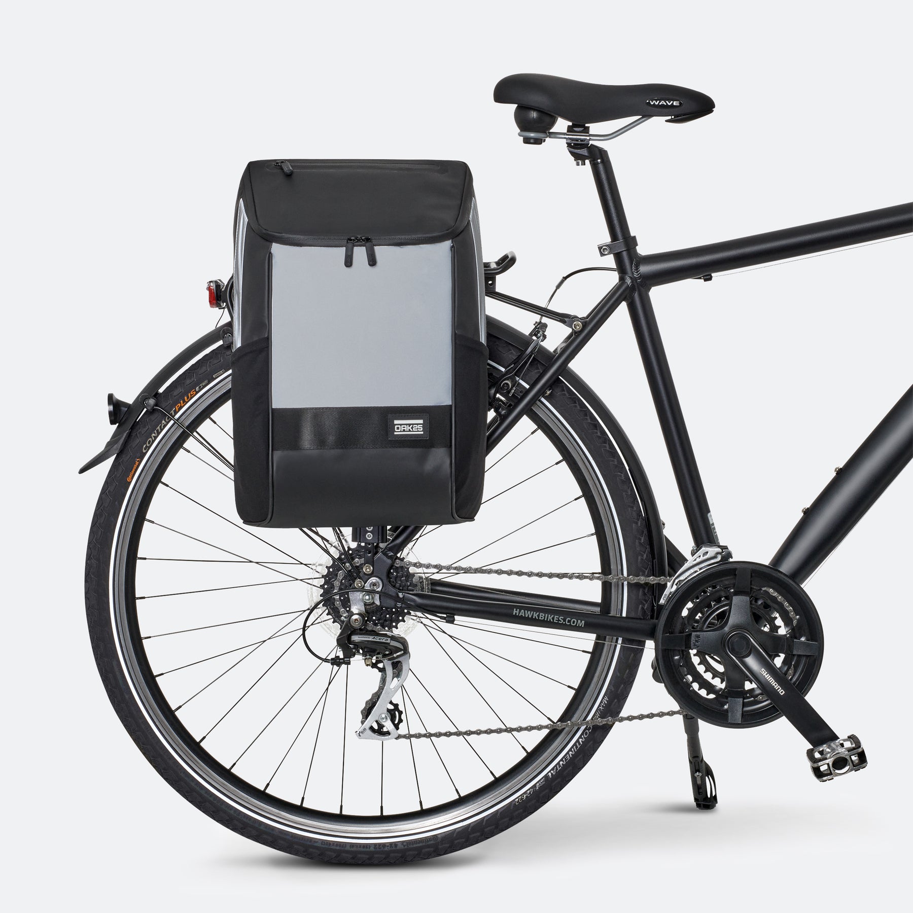 Schwarze 2-in-1-Fahrradtasche mit reflektierendem grauem Frontpanel am Gepäckträger eines schwarzen Fahrrads