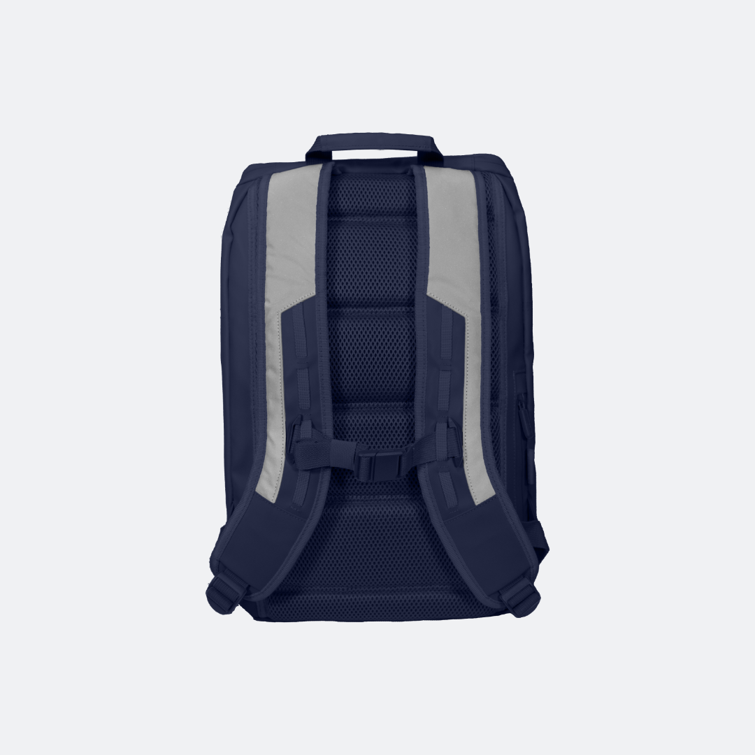 Rückseite eines navyblauen Rucksacks mit gepolstertem Rücken und reflektierenden Schultergurten