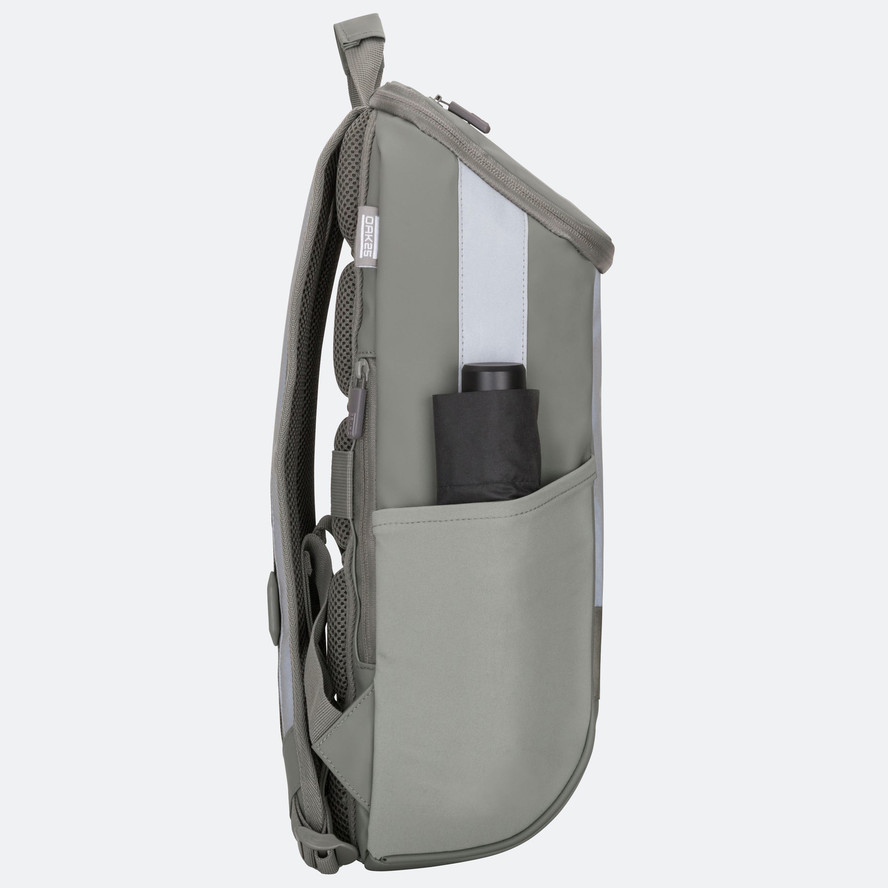 Salbeigrüner Daybag mit reflektierendem Streifen und Außentasche mit schwarzer Flasche
