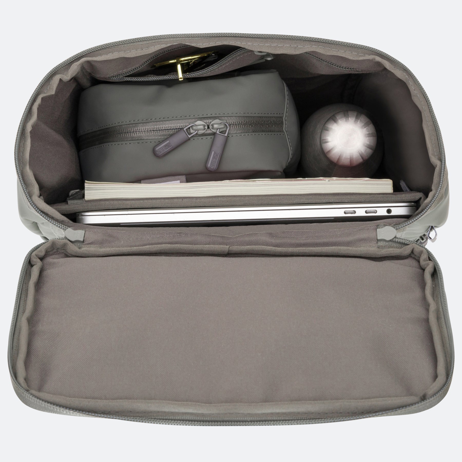 Offenes großes Hauptfach des salbeigrünen OAK25 Daybags mit Laptop, Federmäppchen, Notizbuch und Wasserflasche