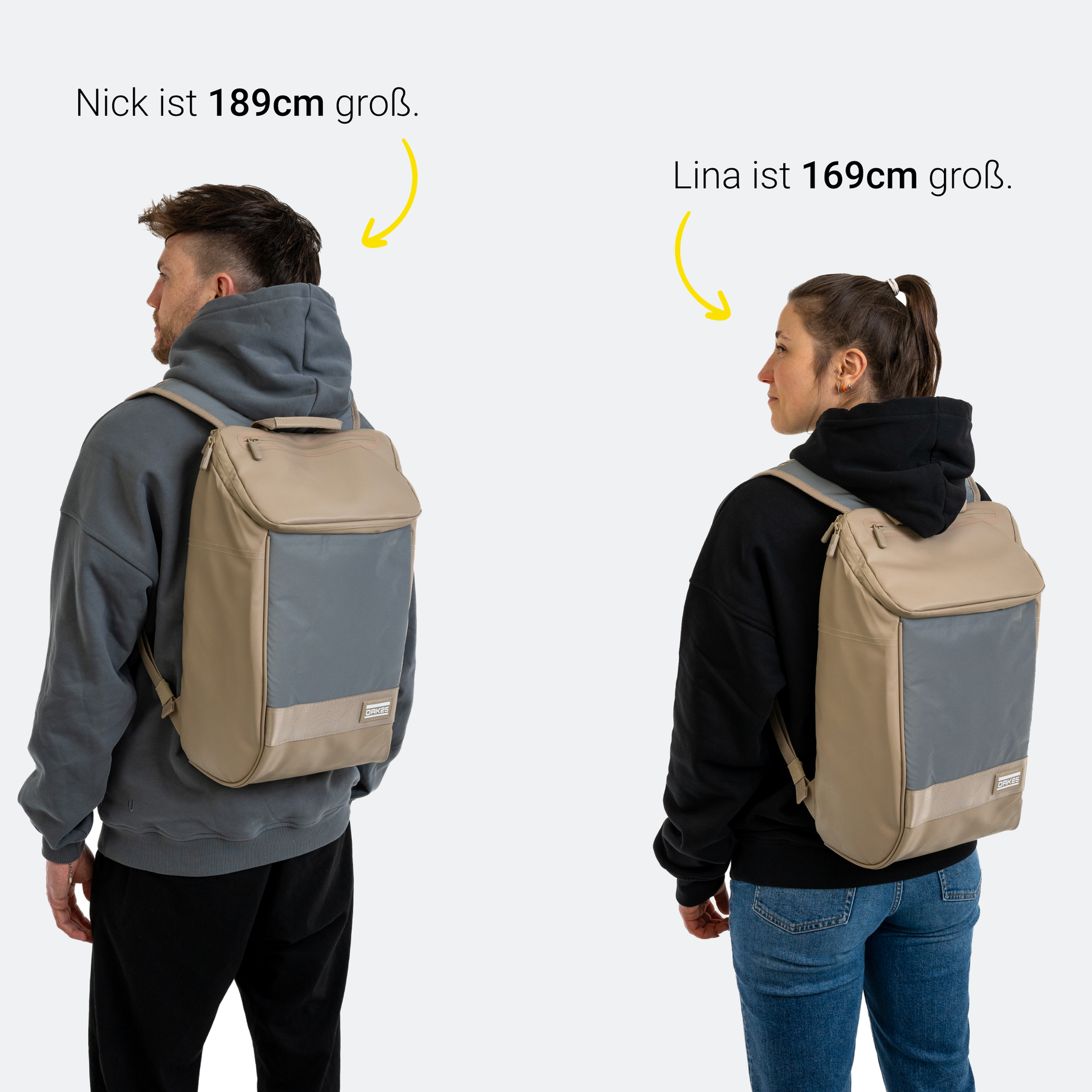 Mann (189 cm) und Frau (169 cm) tragen sandfarbene Daybags mit reflektierenden grauen Fronttaschen