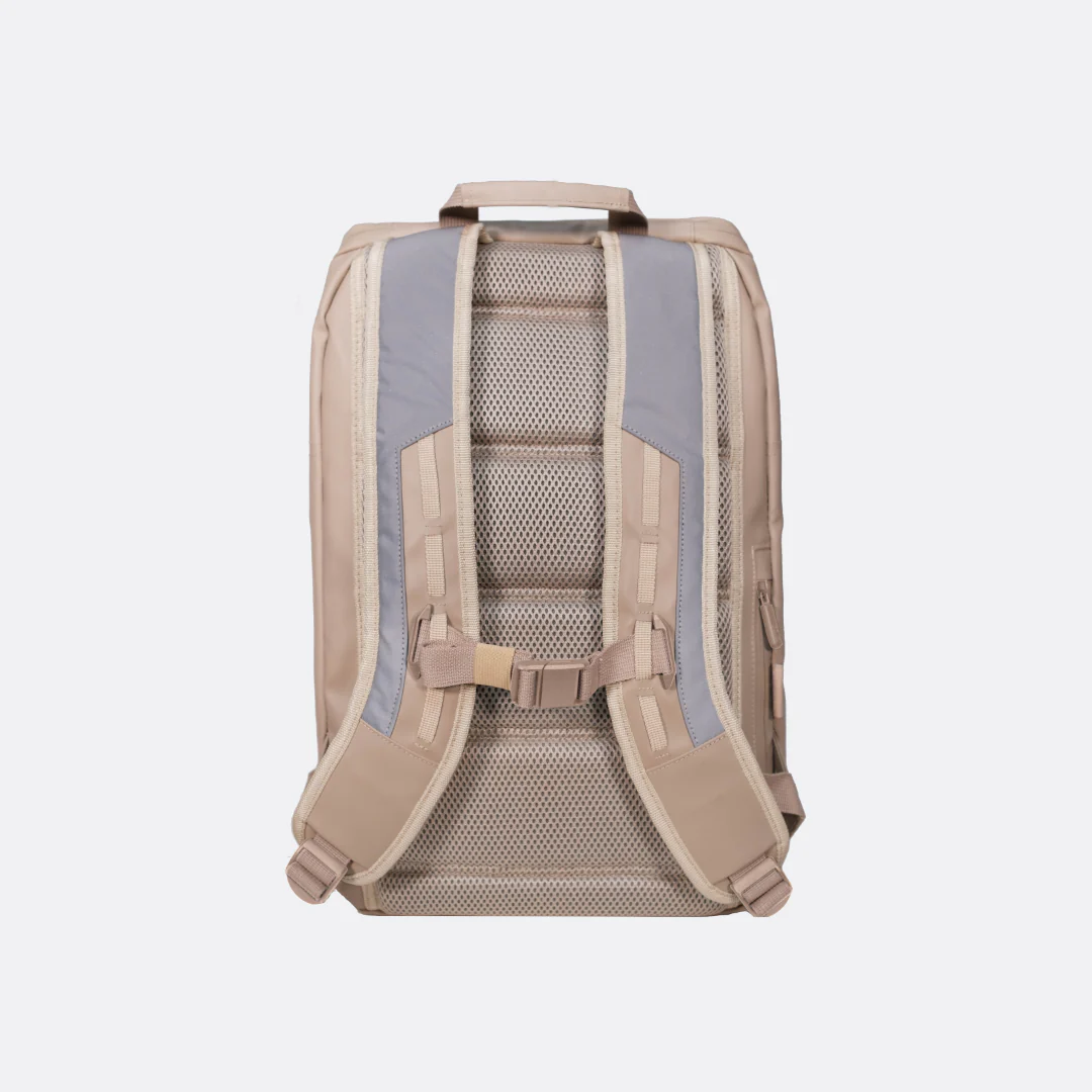Sandfarbener Daybag mit reflektierenden, gepolsterten Rücken- und Schultergurten
