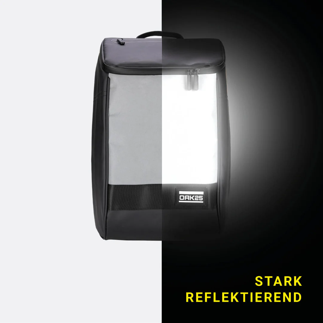 Schwarze OAK25 Daybag mit reflektierender Vorderseite, links bei Tageslicht, rechts bei Dunkelheit gezeigt