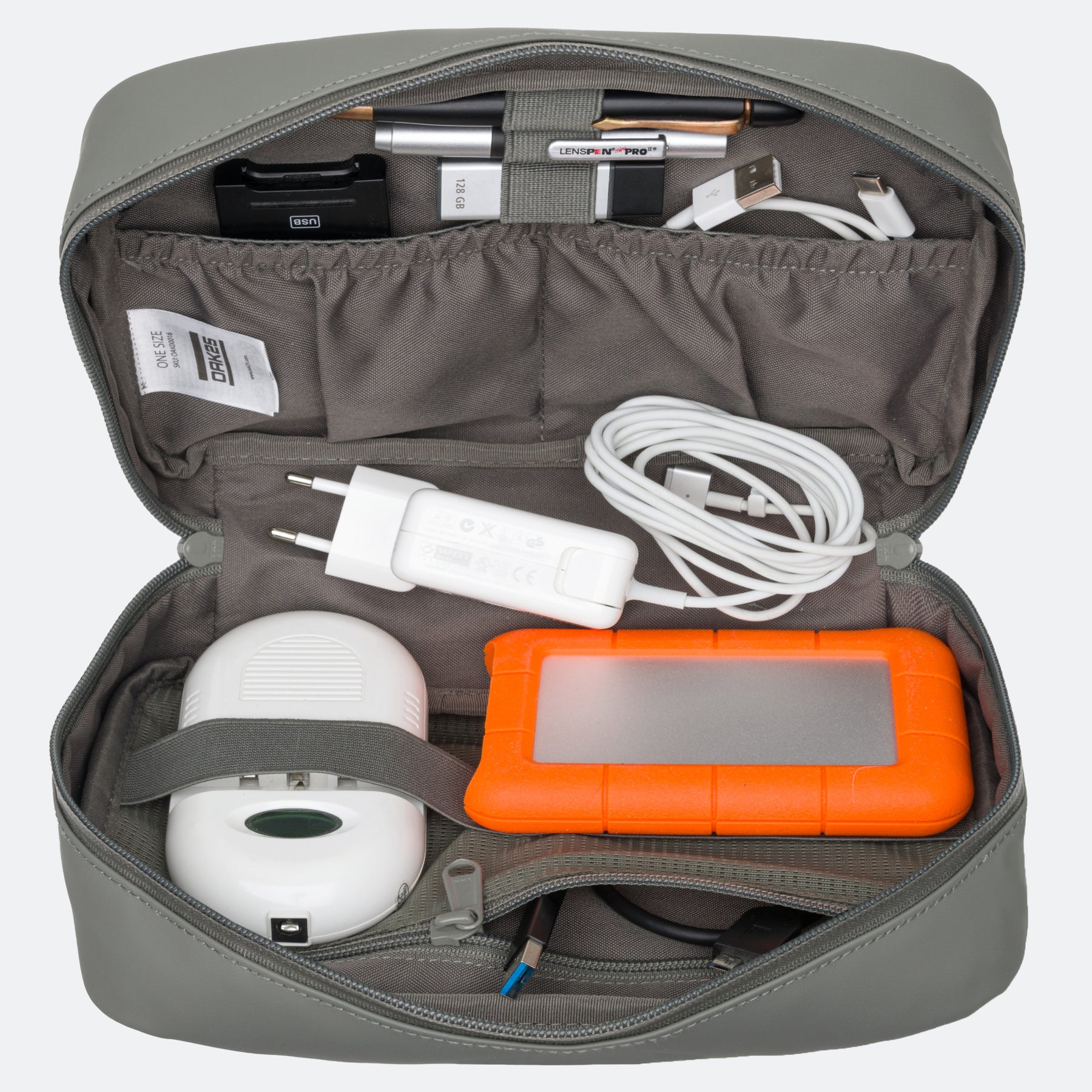 Salbeigrüner Kabelorganizer mit mehreren Fächern, gefüllt mit USB-Geräten, Kabeln, Ladeadapter und externem Speicher