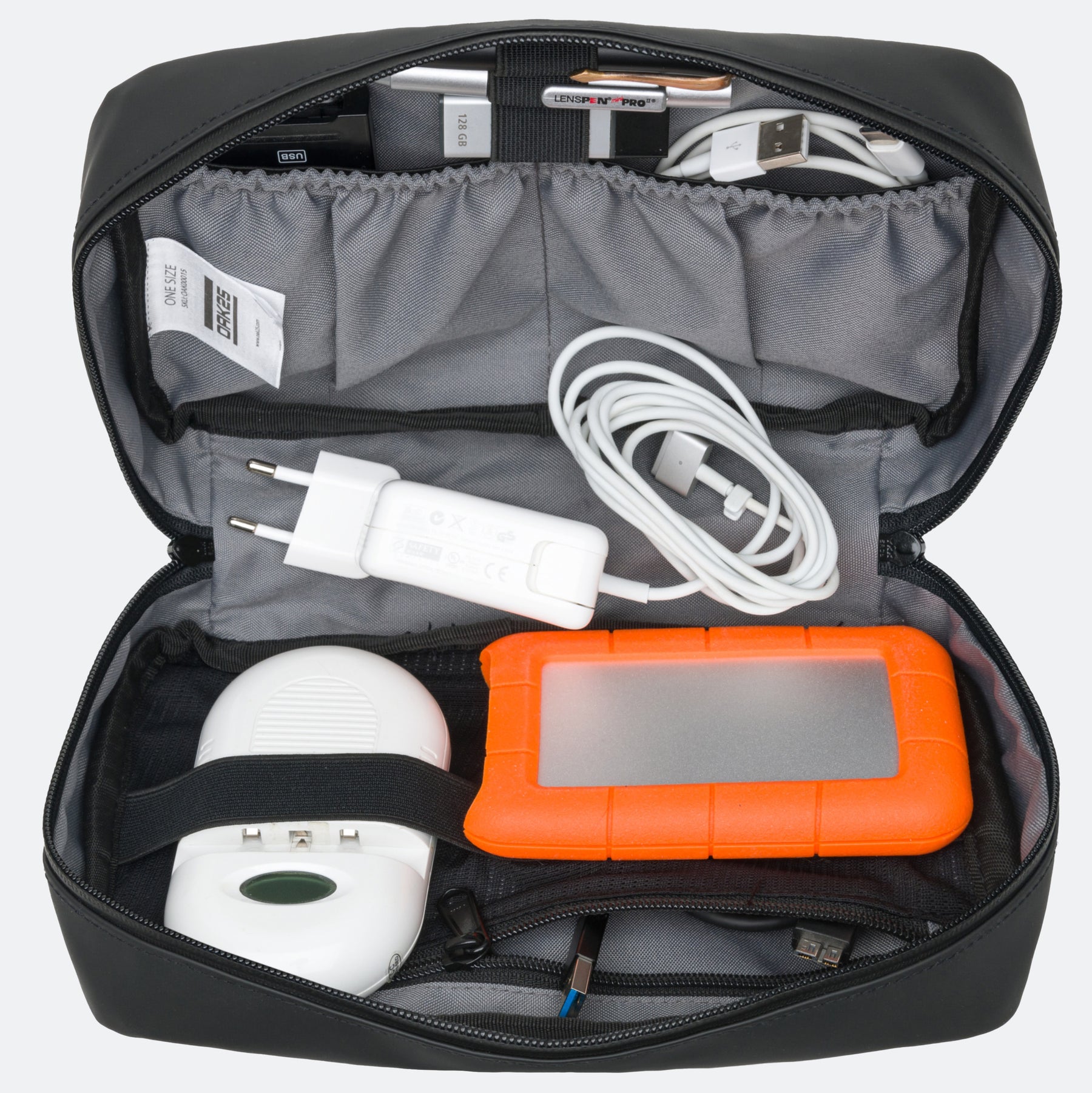 Schwarze Kabeltasche mit organisiertem technischen Zubehör wie Ladekabeln, USB-Stick, orangem externem Speicher und Ladegerät