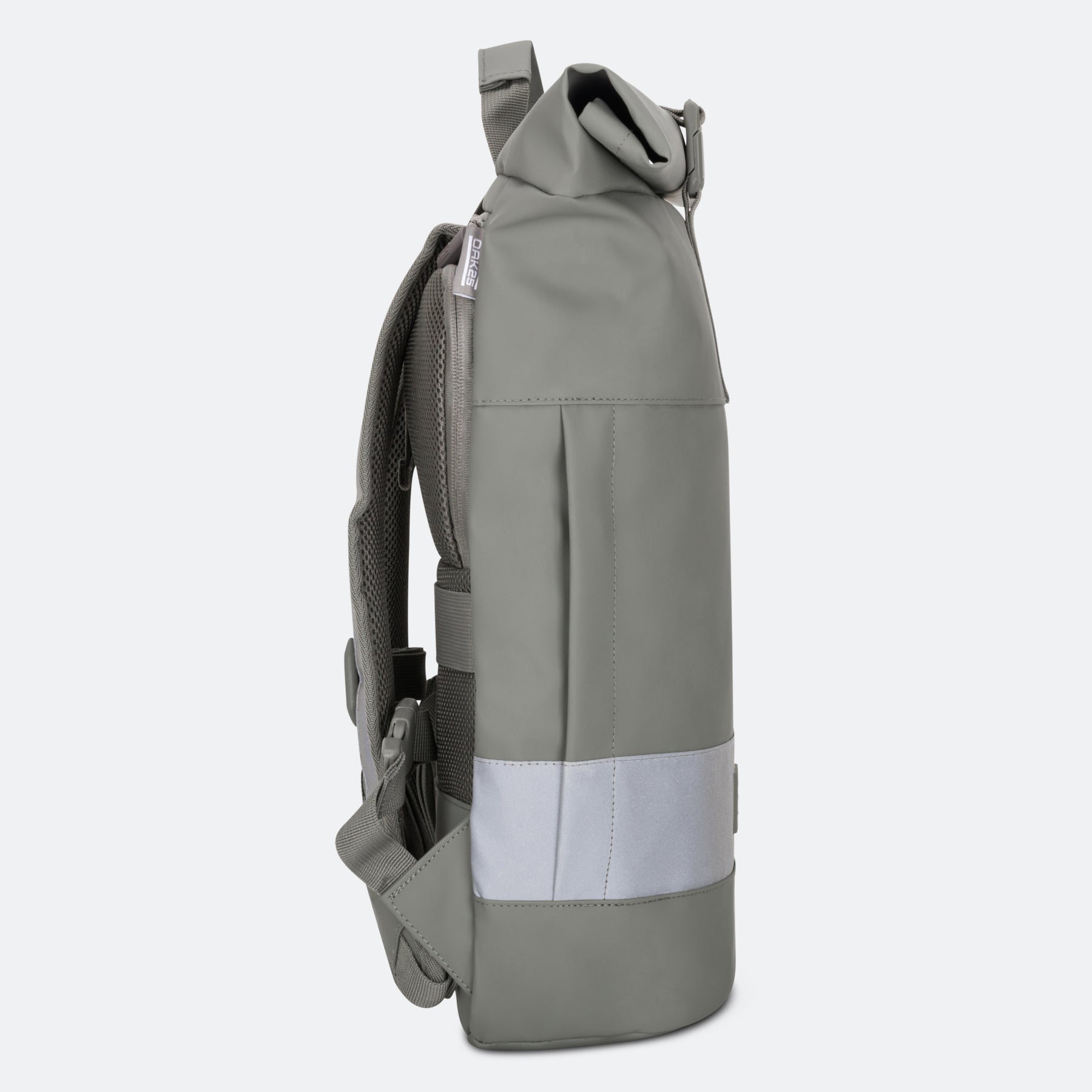 Seitliche Ansicht eines salbeigrünen Everyday Rolltop Rucksacks mit reflektierendem Streifen