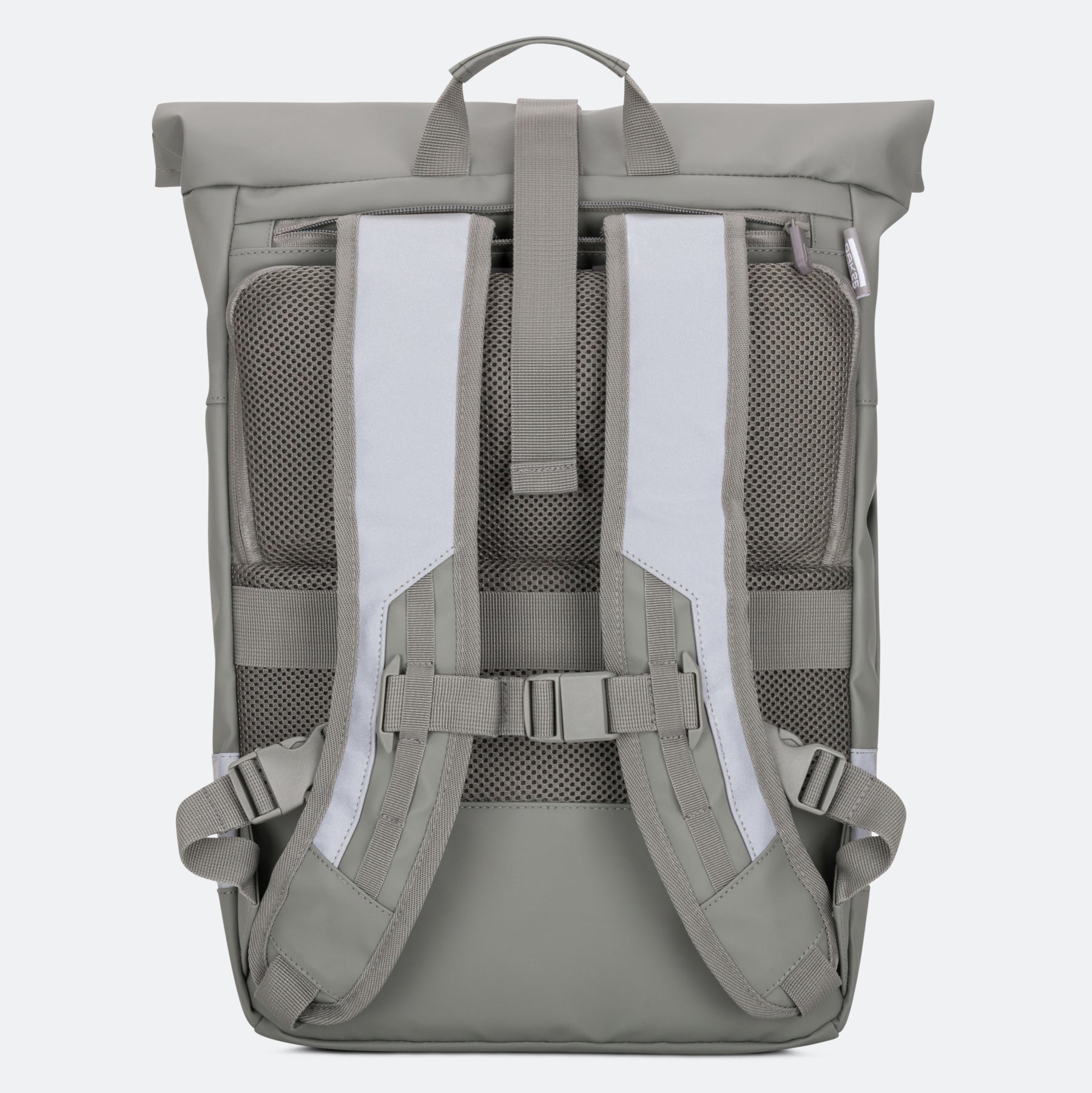 Rückseite eines salbeigrünen Rucksacks mit gepolsterten Rücken und reflektierenden Trägern