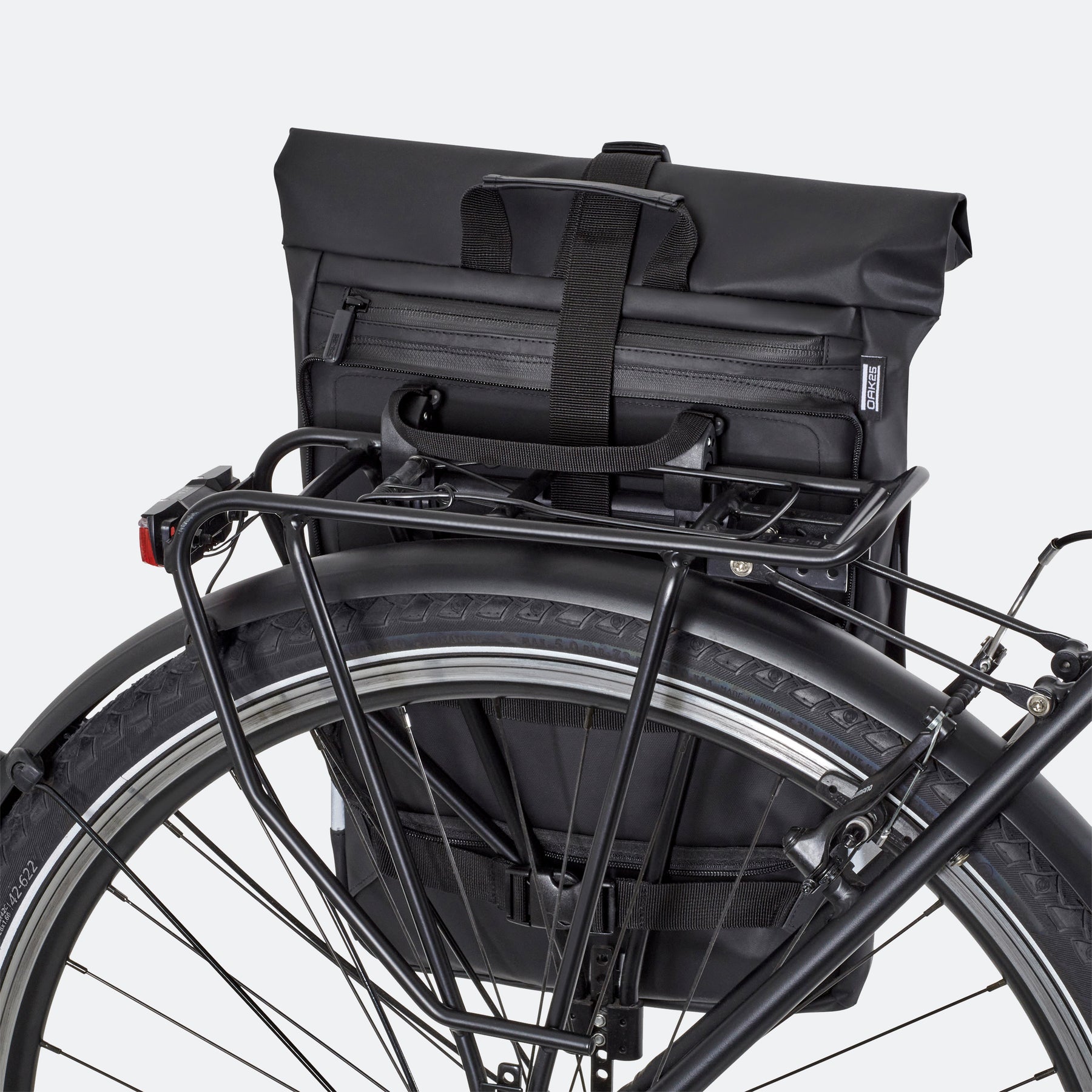 Schwarze 2in1 Fahrradtasche mit Rolltop auf Gepäckträger eines Fahrrads
