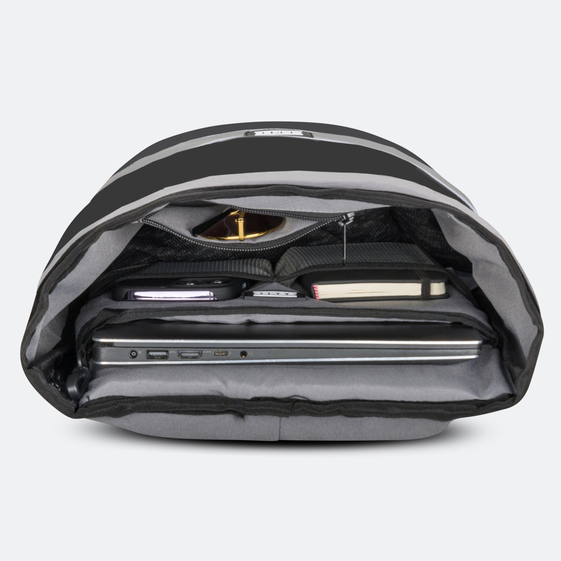 Schwarzer Rolltop-Rucksack geöffnet mit Laptop, Notizbuch, Taschenlampe und Schlüsselfach