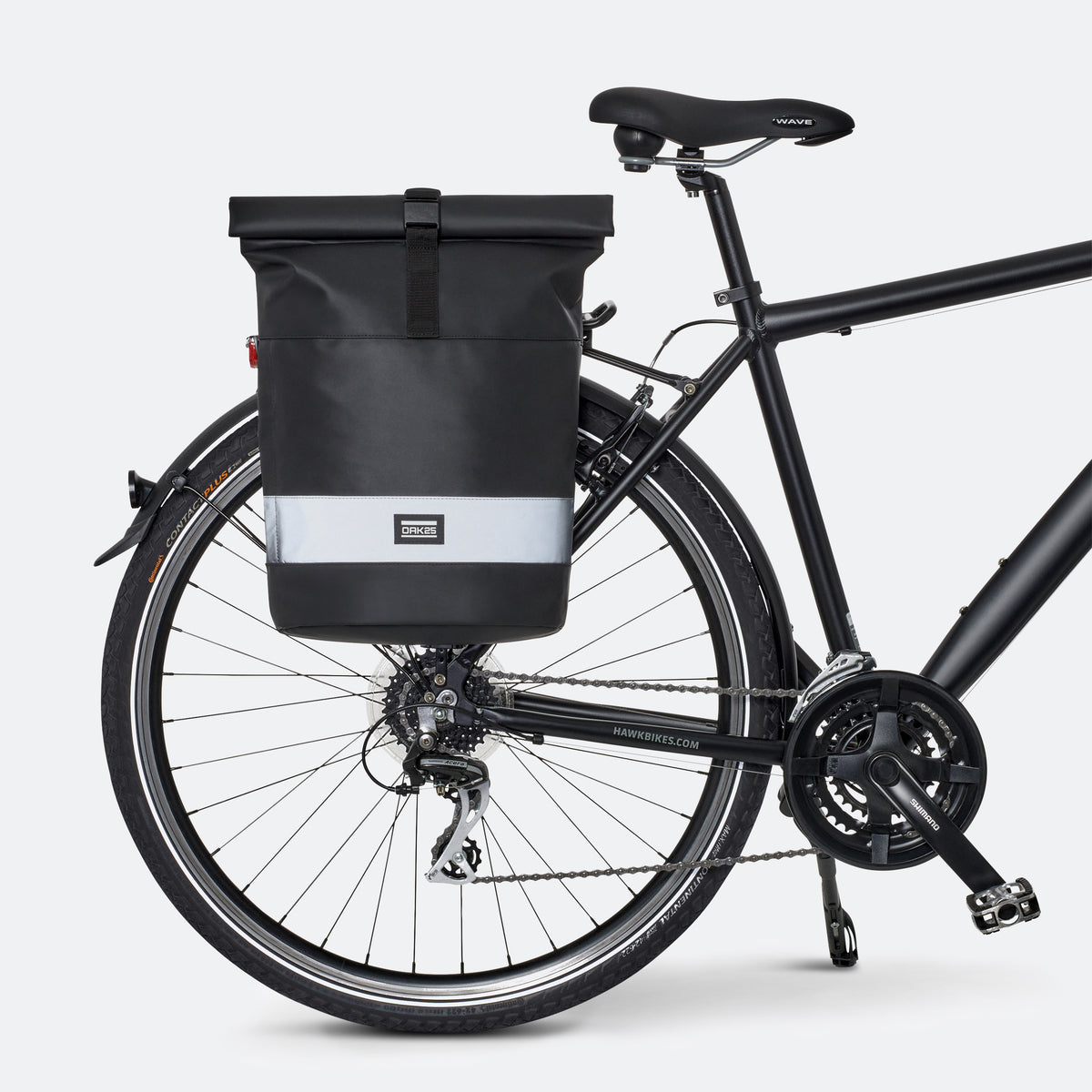 Schwarze, reflektierende 2-in-1 Fahrradtasche von OAK25 am Hinterrad eines schwarzen Fahrrads mit Rolltop-Verschluss