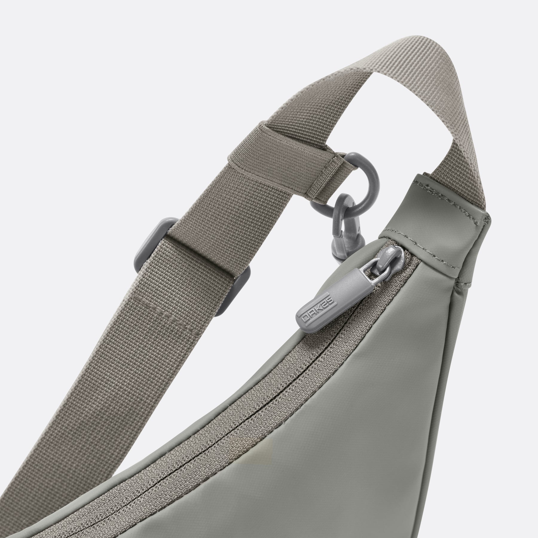 Salbeigrüne halbmondförmige Tasche mit verstellbarem Gurt und Reißverschluss