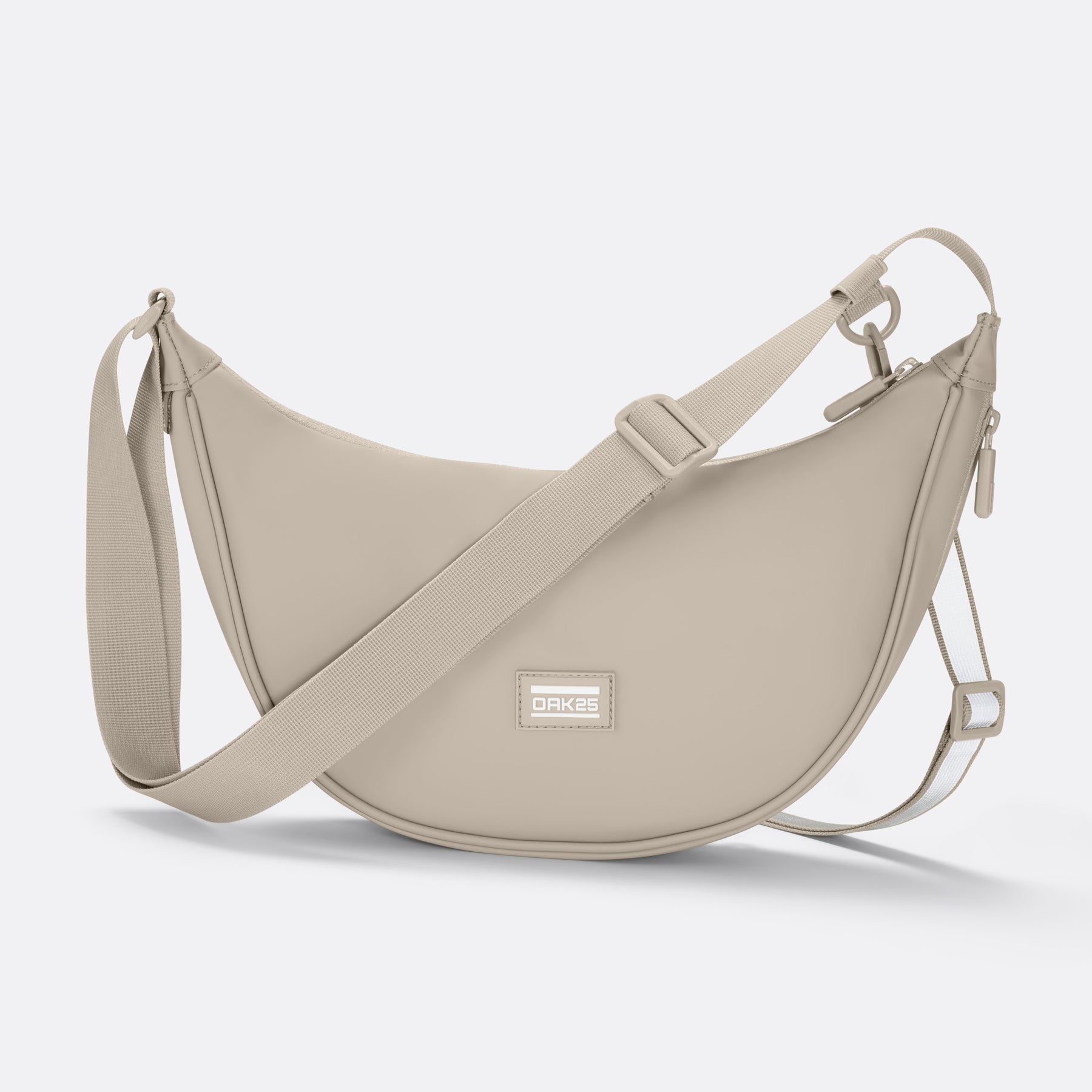 Sandfarbene Halbmondtasche von OAK25 mit verstellbarem Trageriemen aus Stoff