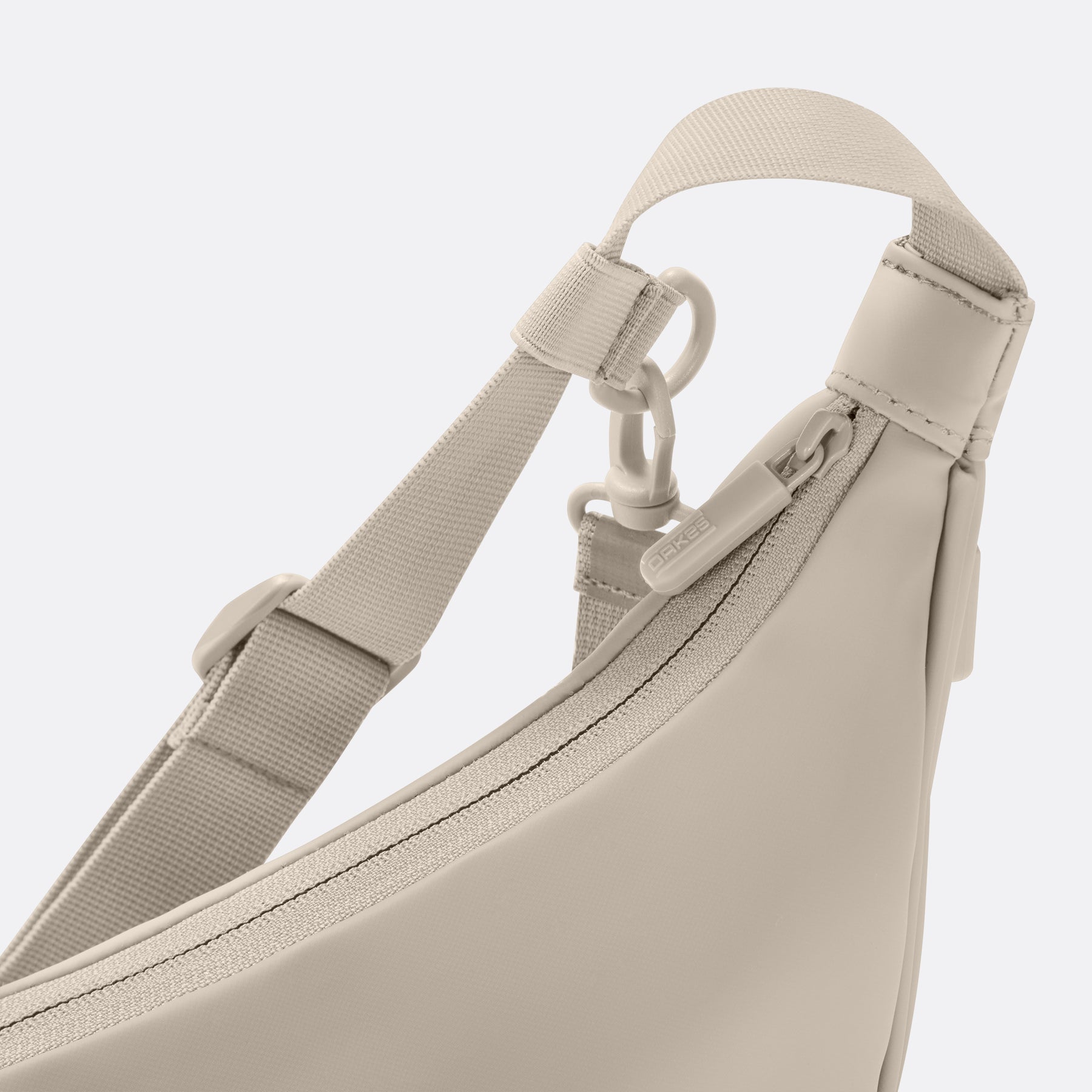 Sandfarbene unisex Halbmondtasche mit Reißverschluss und verstellbarem Gurt