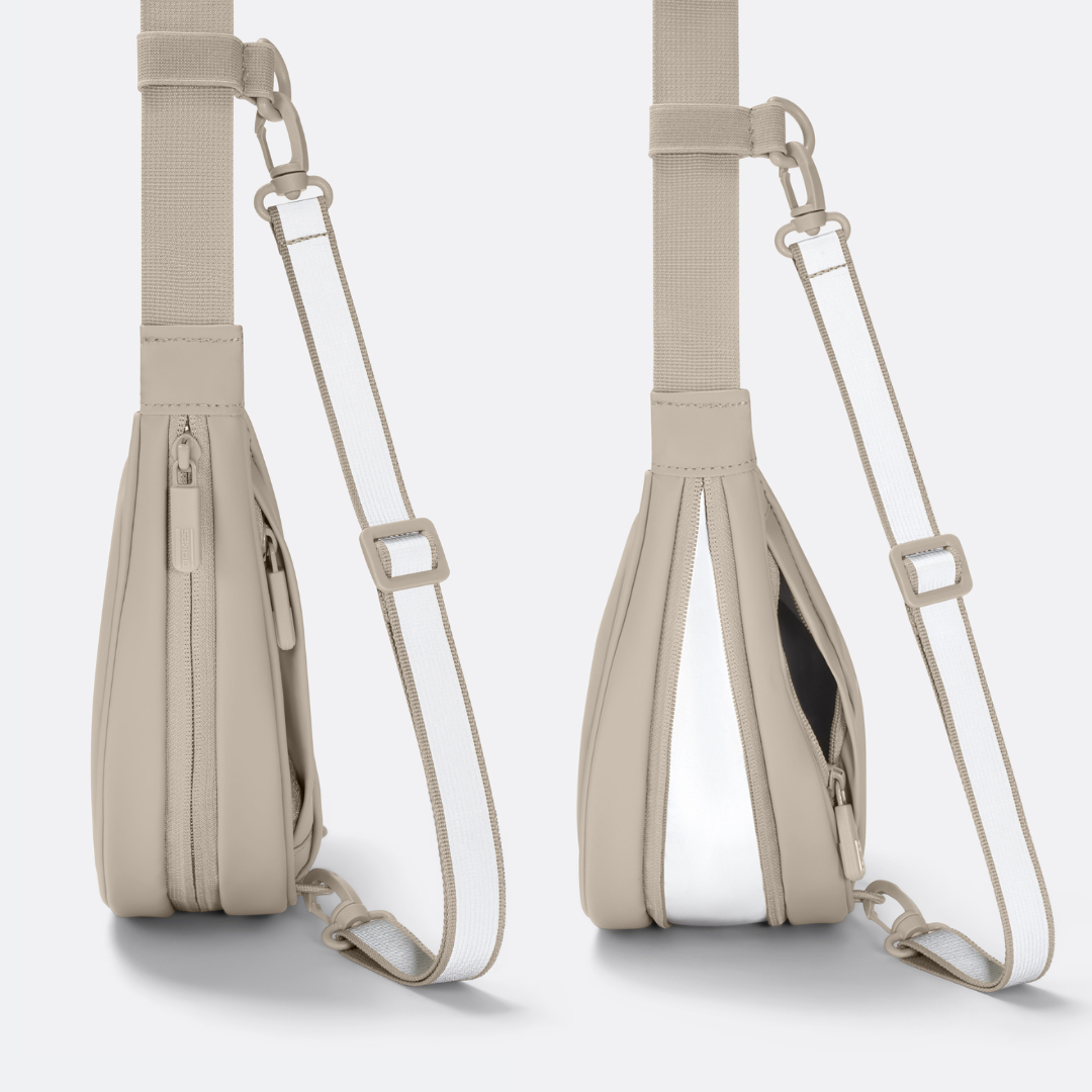 Sandfarbene Halfmoon-Tasche aus Leder mit verstellbarem Trageriemen in zwei Volumenzuständen