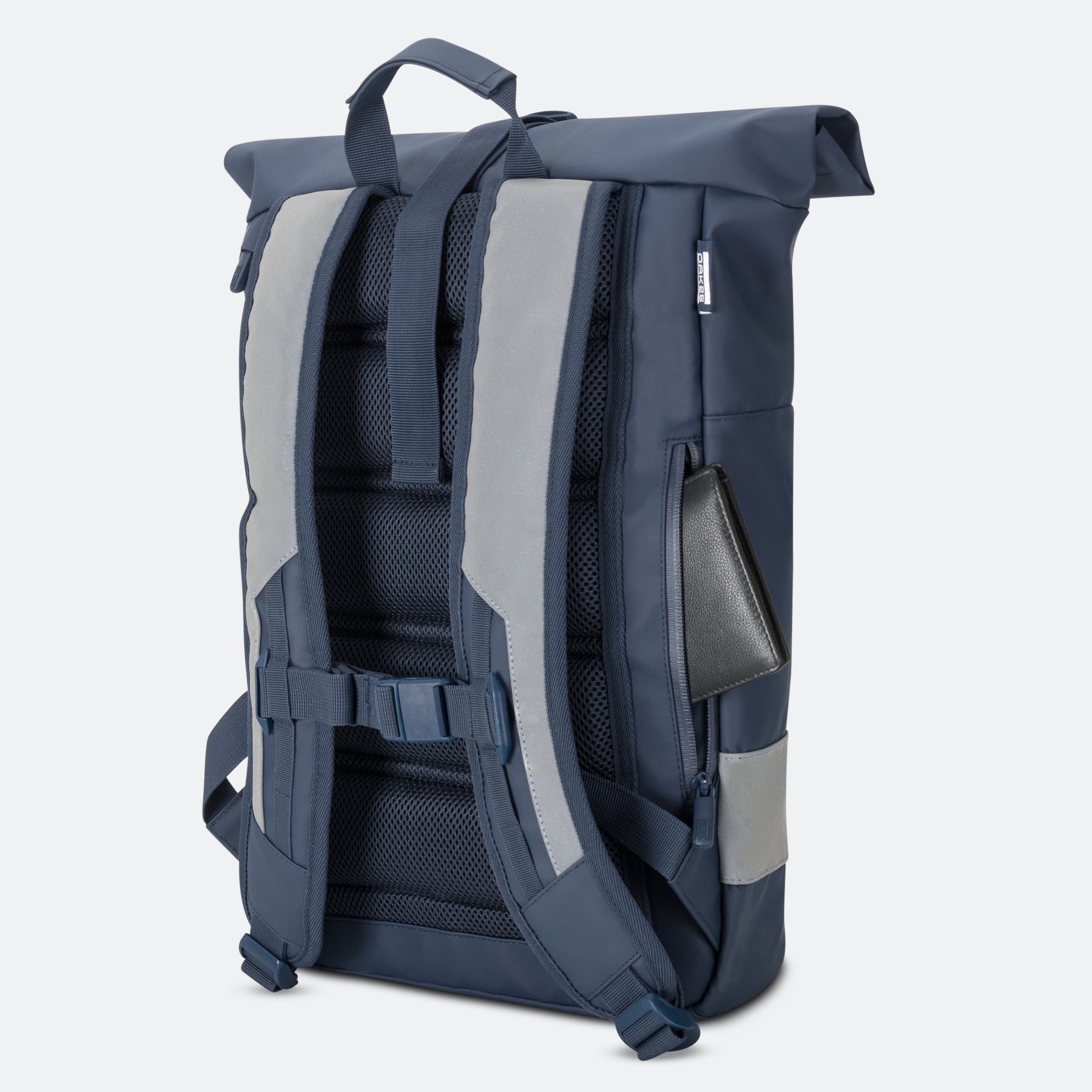 Navyblauer Rolltop-Rucksack mit gepolsterten Trägern, Brustgurt und seitlicher Reißverschlusstasche mit schwarzem Reiseetui