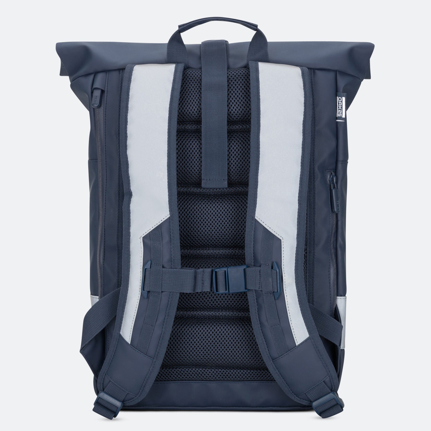 Rückseite eines navyblauen Rolltop-Rucksacks mit ergonomischen gepolsterten Trägern, Brustgurt und Rückenpolsterung