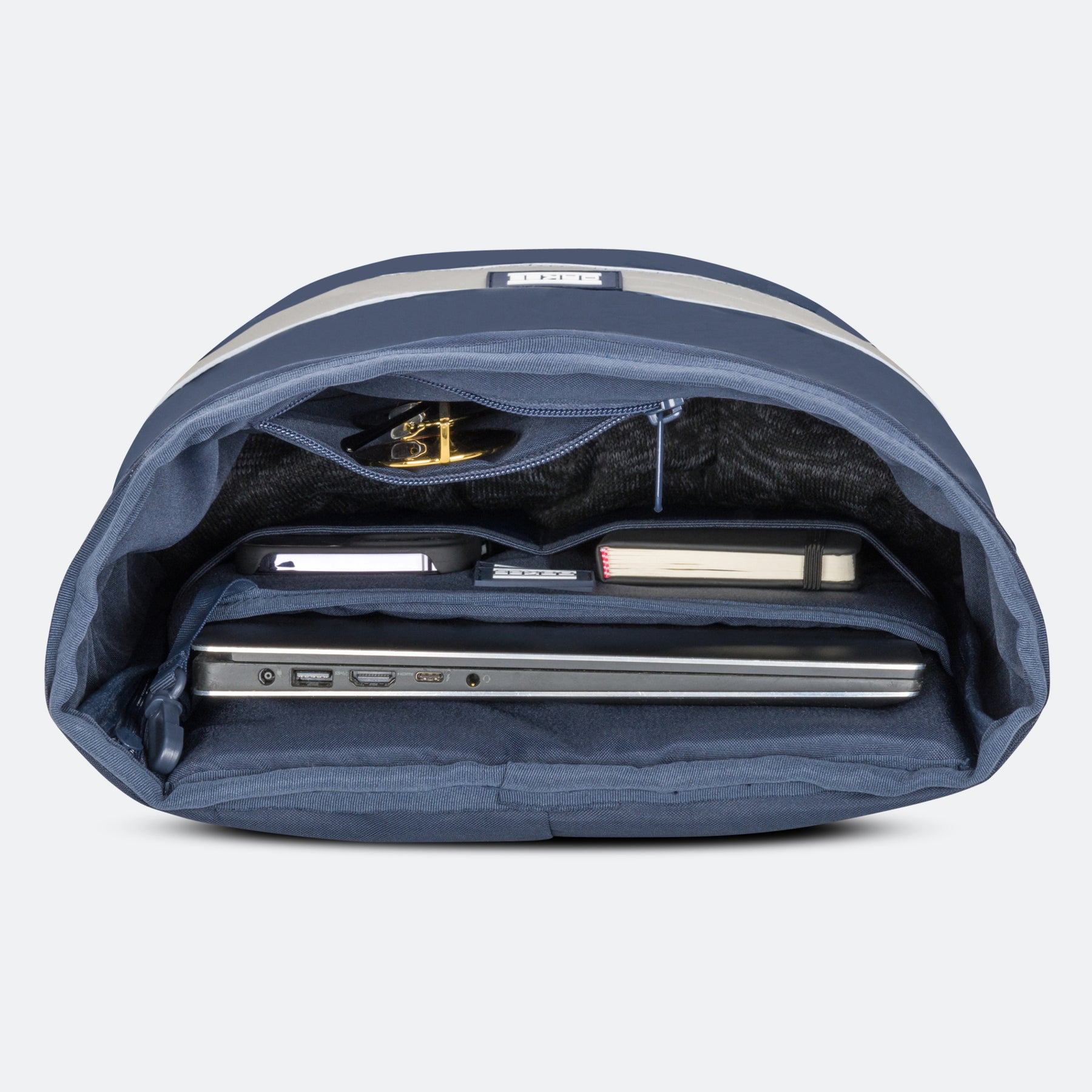 Offenes großes Hauptfach eines navyfarbenen Rolltop-Rucksacks mit Laptopfach und Innenfächern