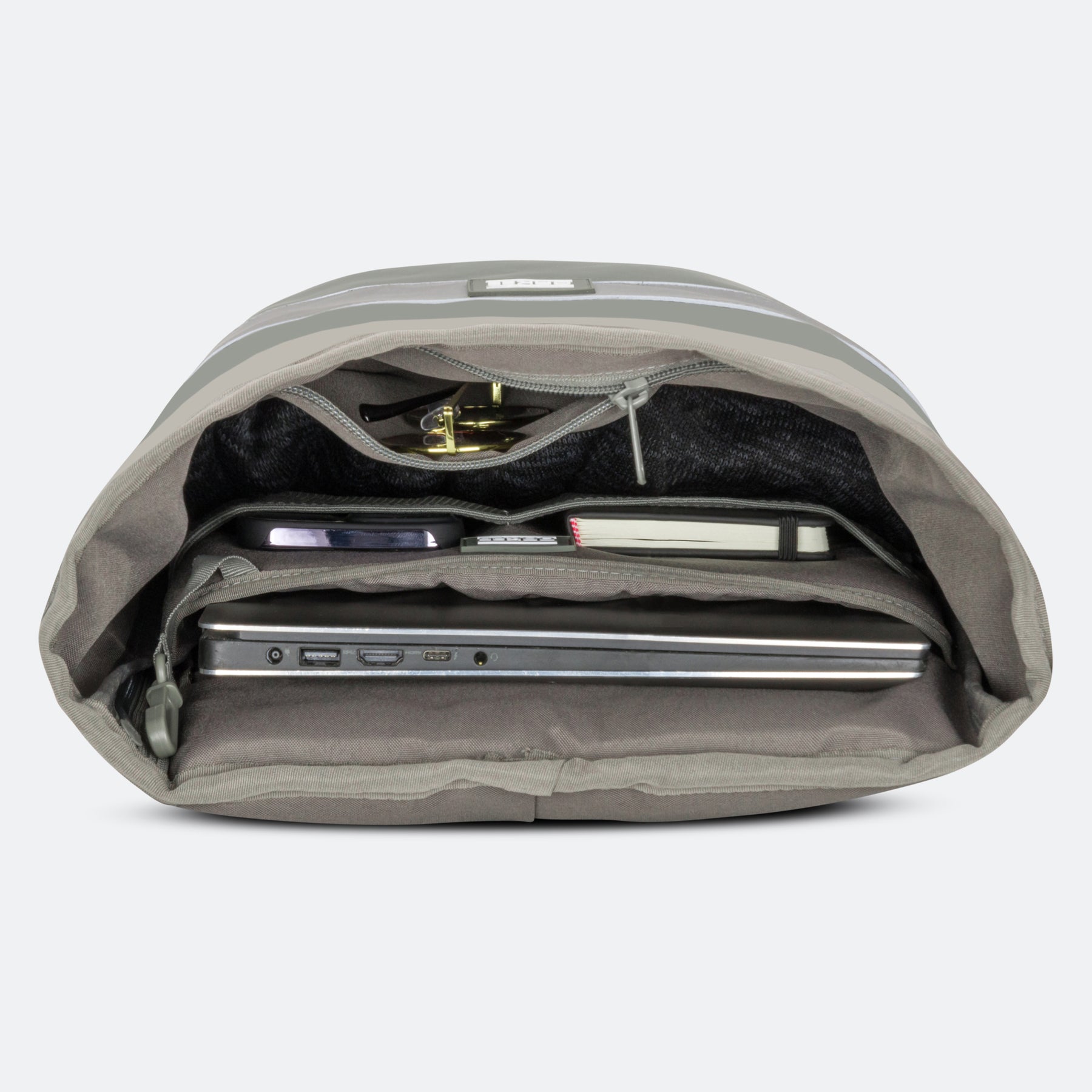 Offenes salbeifarbenes Rolltop-Rucksackfach mit Laptop, Smartphone, Notizbuch und Schlüsselanhänger