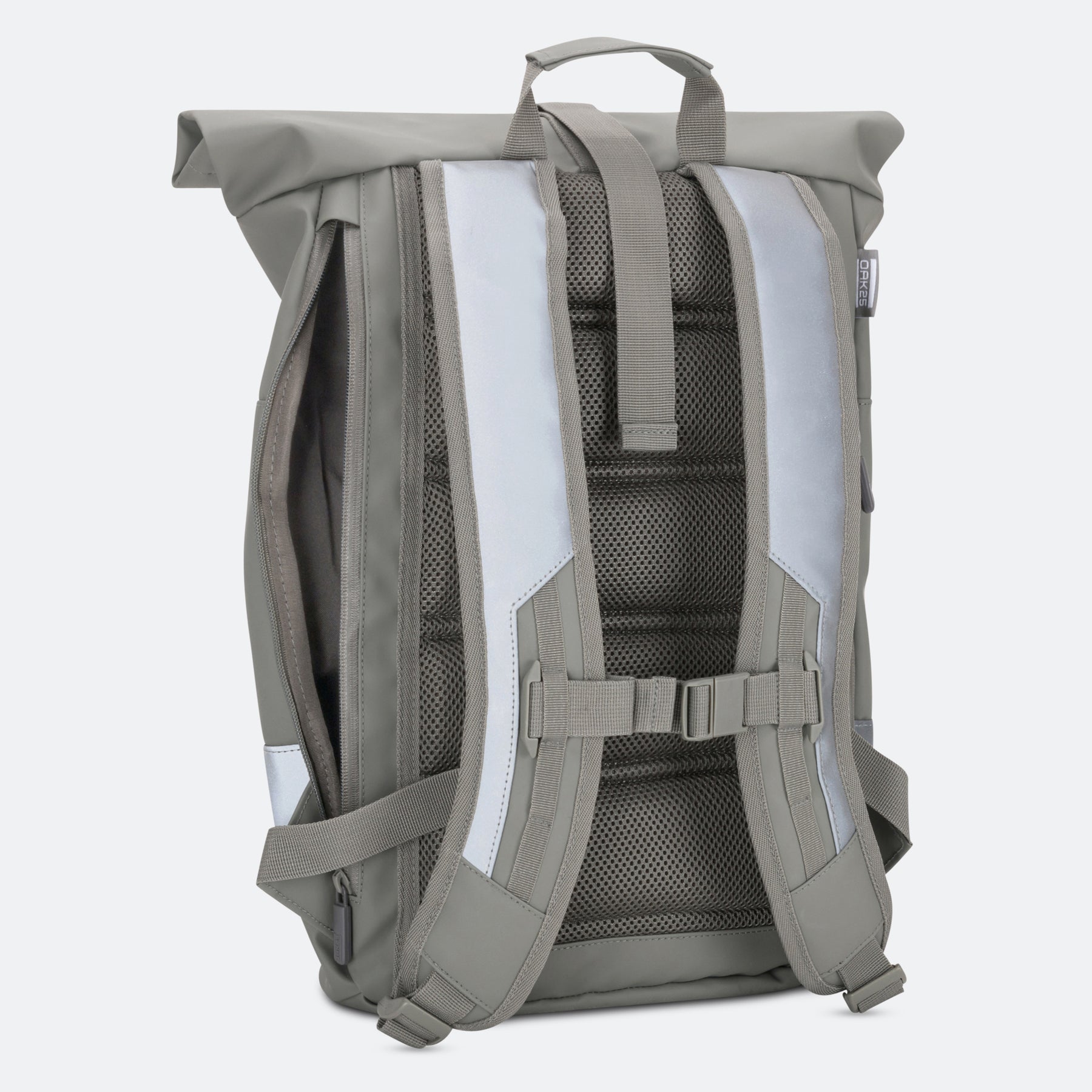 Rückseite des salbeigrünen, reflektierenden OAK25 Rolltop Fahrradrücksacks mit gepolsterten, verstellbaren Tragegurten und seitlichem Reißverschluss