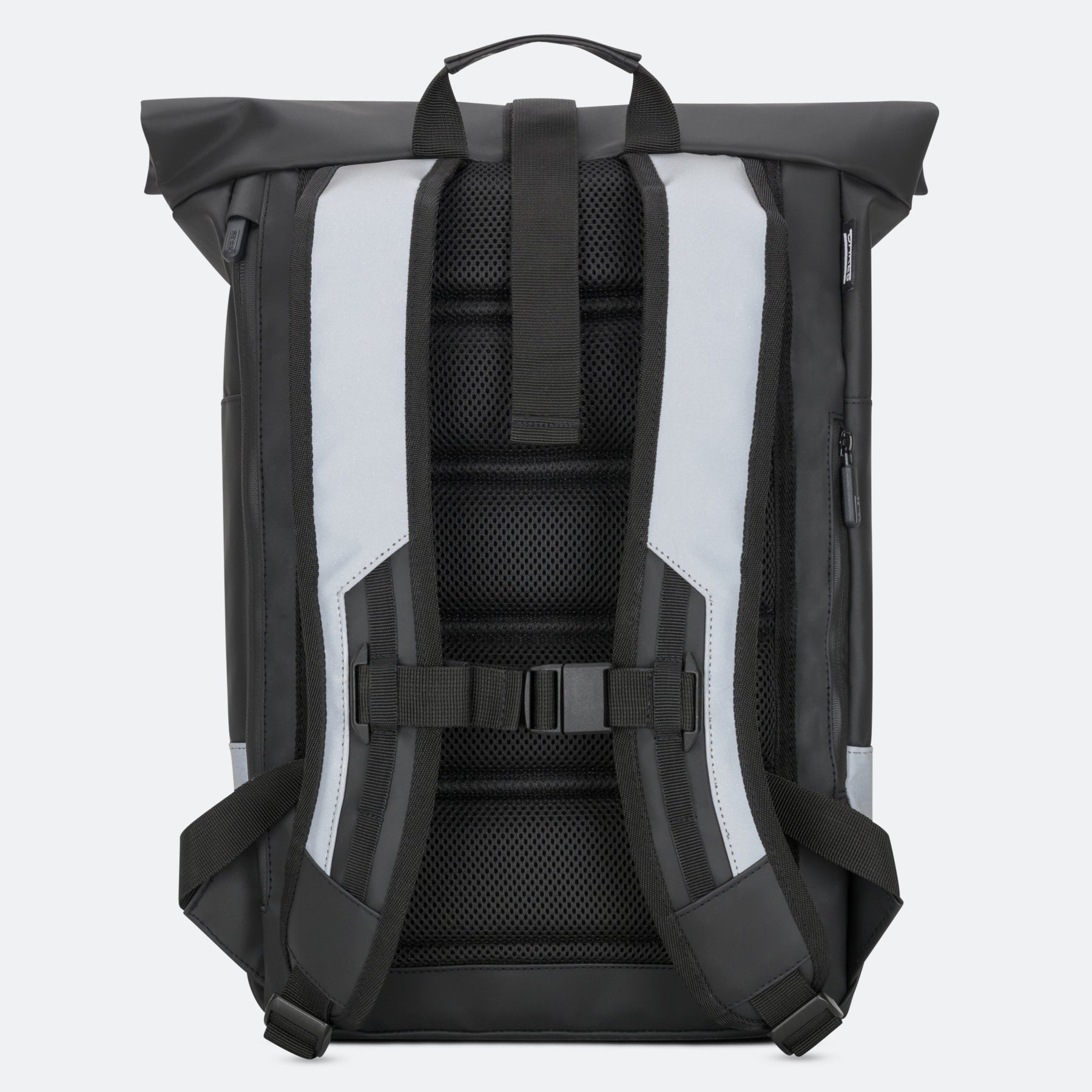 Rückseite eines schwarzen Rolltop-Rucksacks mit ergonomischen Trägern, Brustgurt und gepolstertem Rücken