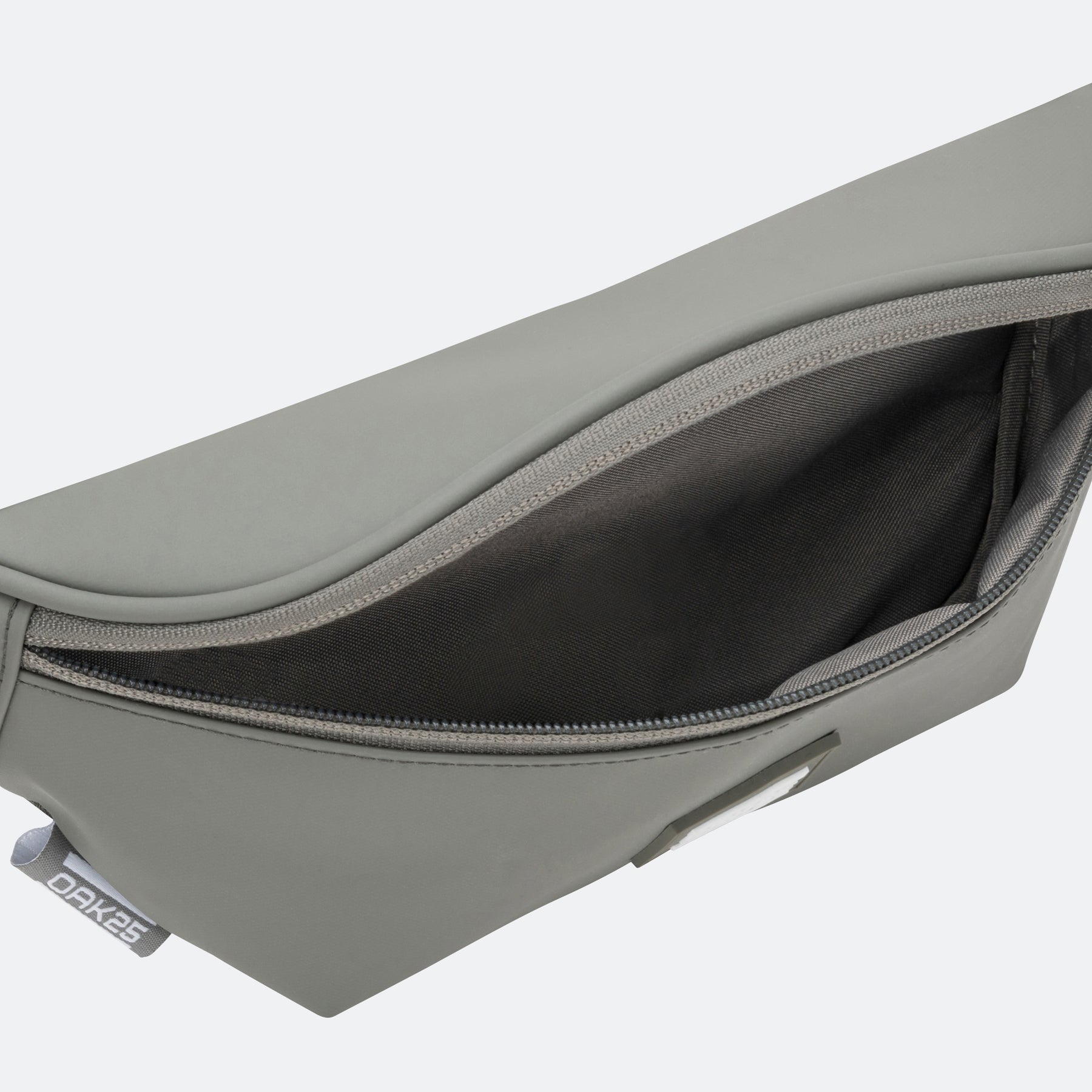 Salbeigrüne Bauchtasche mit offenem Reißverschluss und sichtbarem Innenfutter
